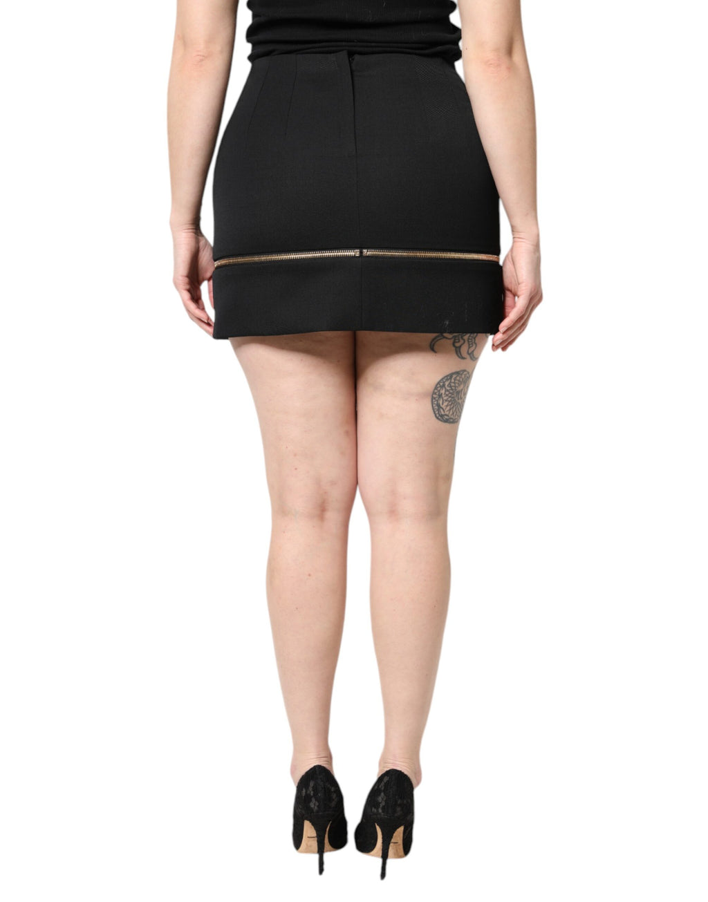 Jupe courte noire en laine vierge à taille haute de Dolce & Gabbana, vue de face.