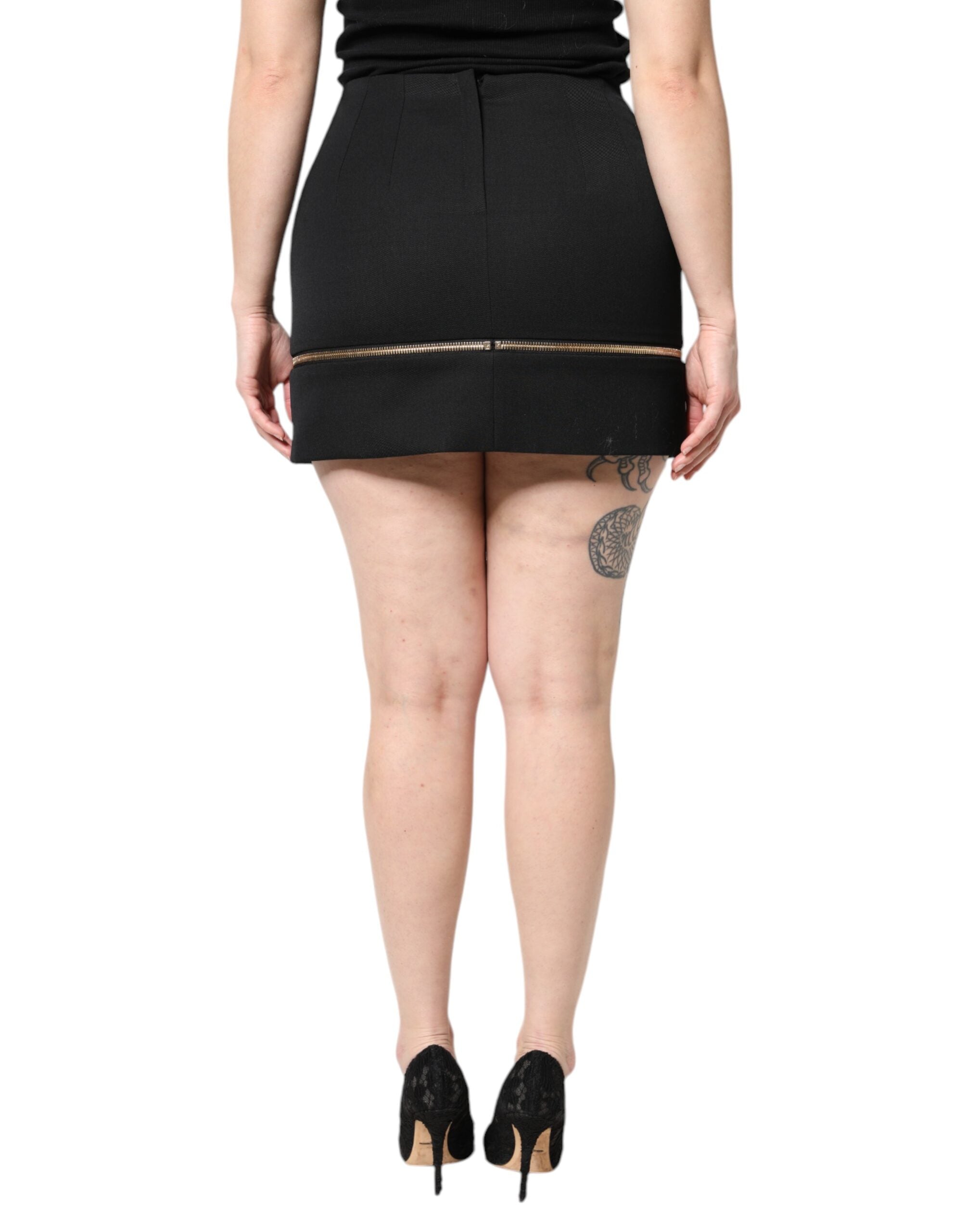 Jupe courte noire en laine vierge à taille haute de Dolce & Gabbana, vue de face.