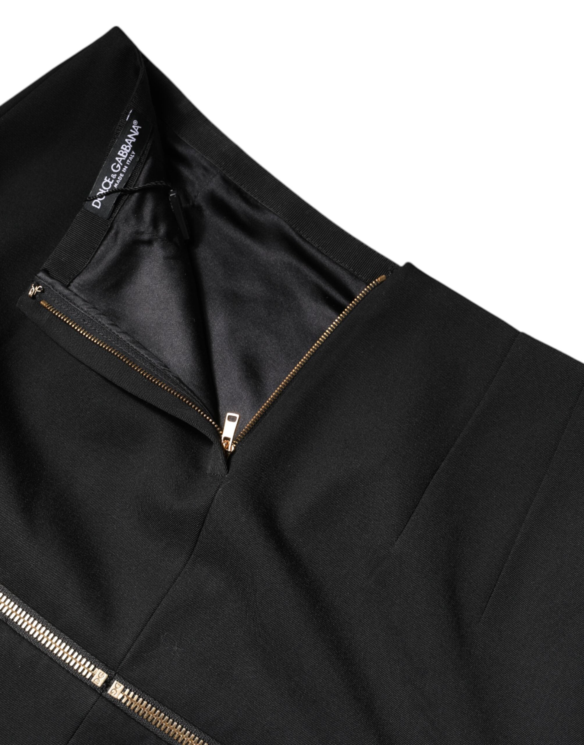 Mini jupe noire en laine vierge à taille haute de Dolce & Gabbana, vue de face, élégante et structurée.
