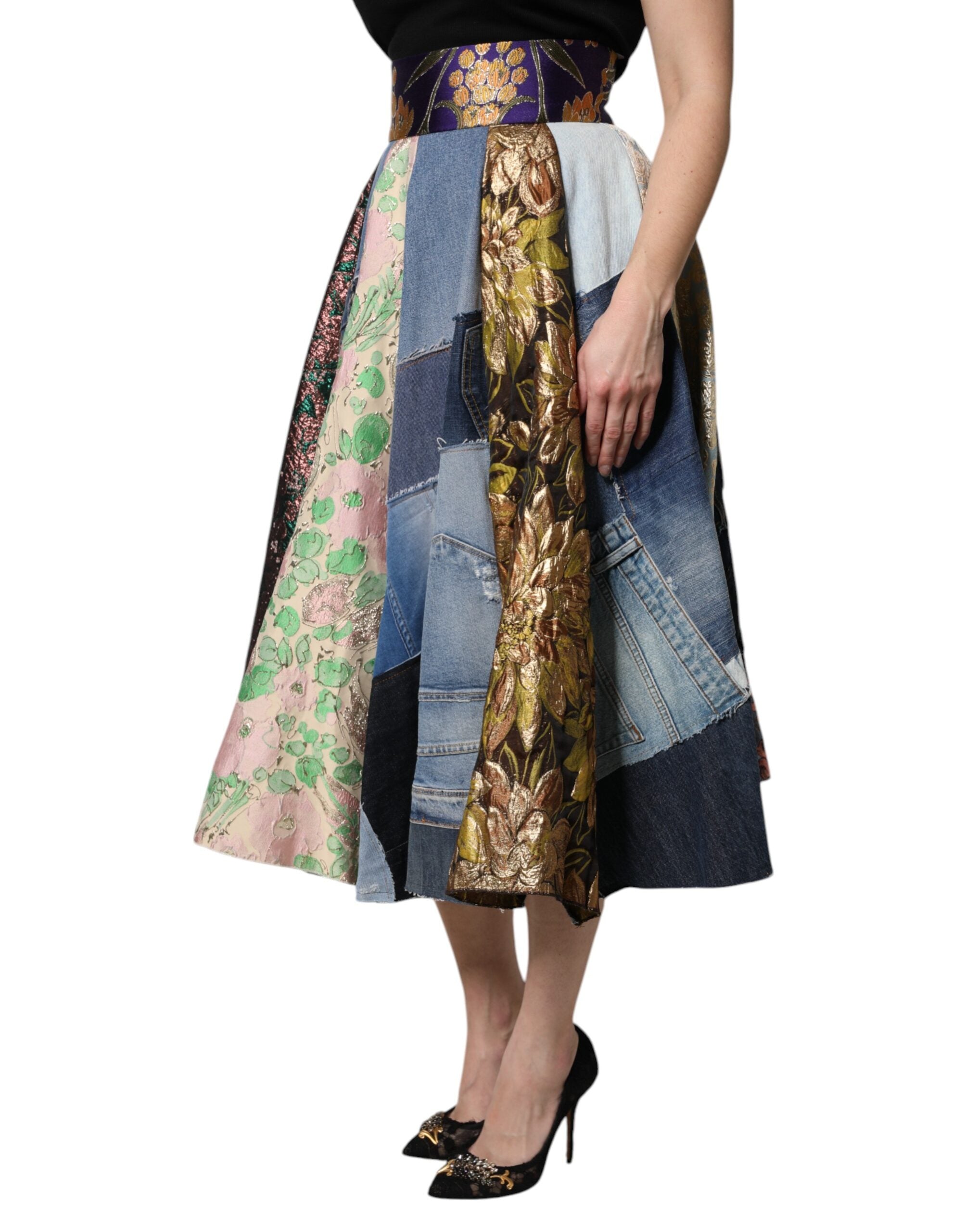Jupe midi à taille haute Dolce & Gabbana avec patchwork multicolore, tissu fluide et style élégant, vue de face.