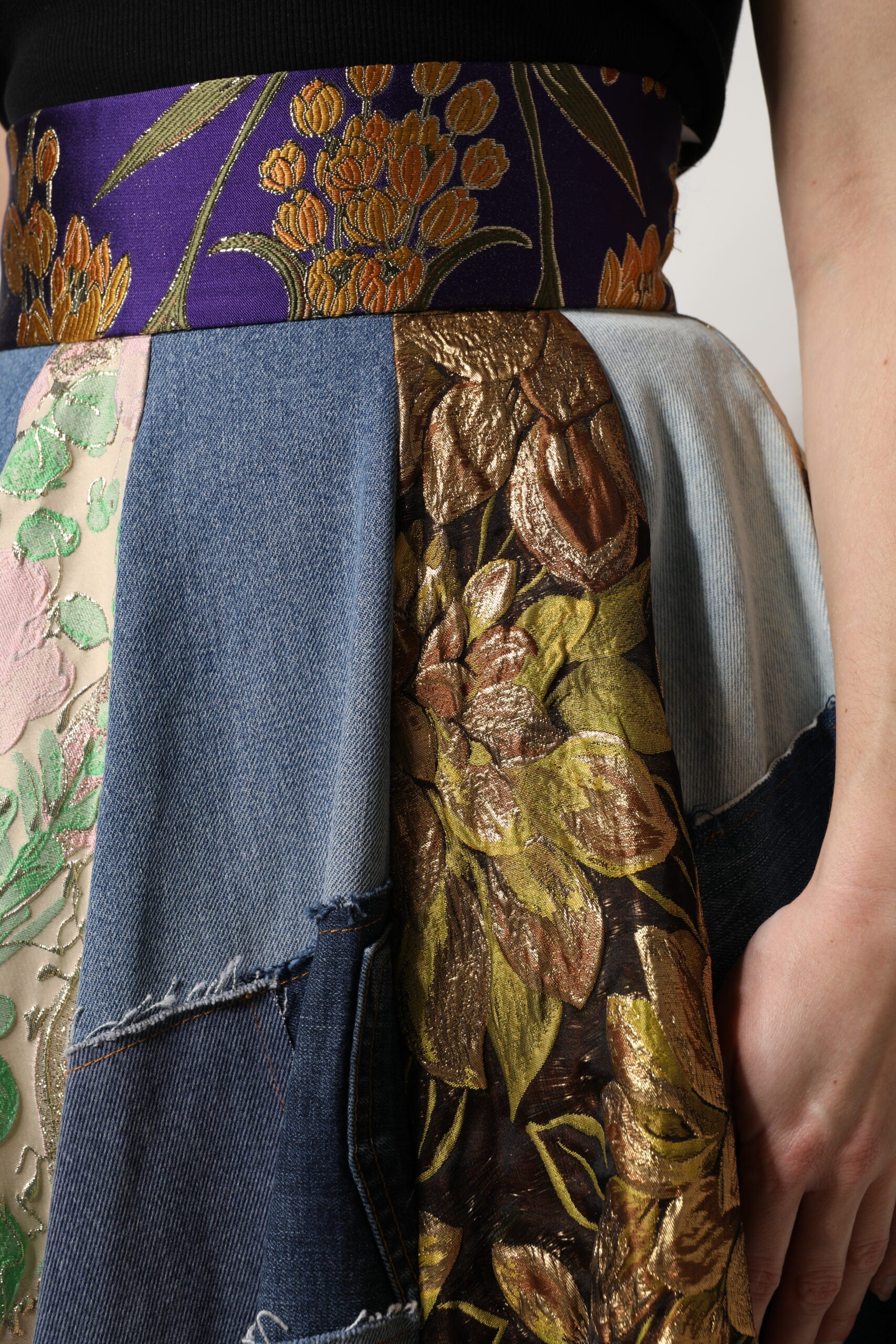 Jupe midi Dolce & Gabbana à patchwork multicolore, taille haute, en tissu élégant et tendance.
