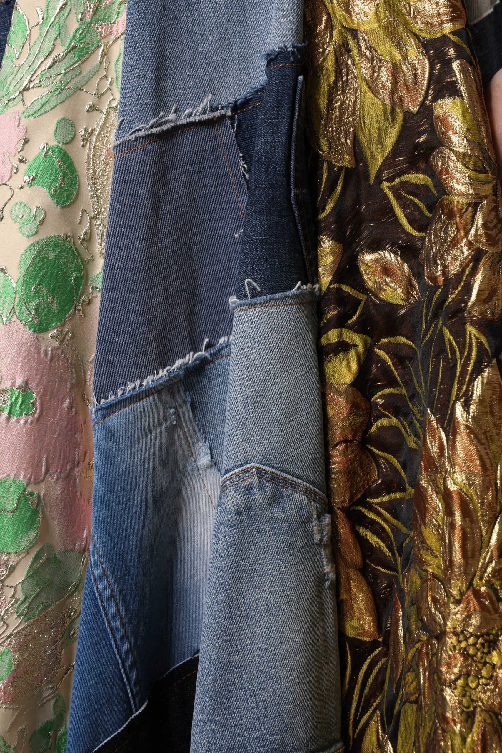 jupe midi haute taille Dolce & Gabbana à patchwork multicolore, motif élégant et tendance, tissu fluide et sophistiqué