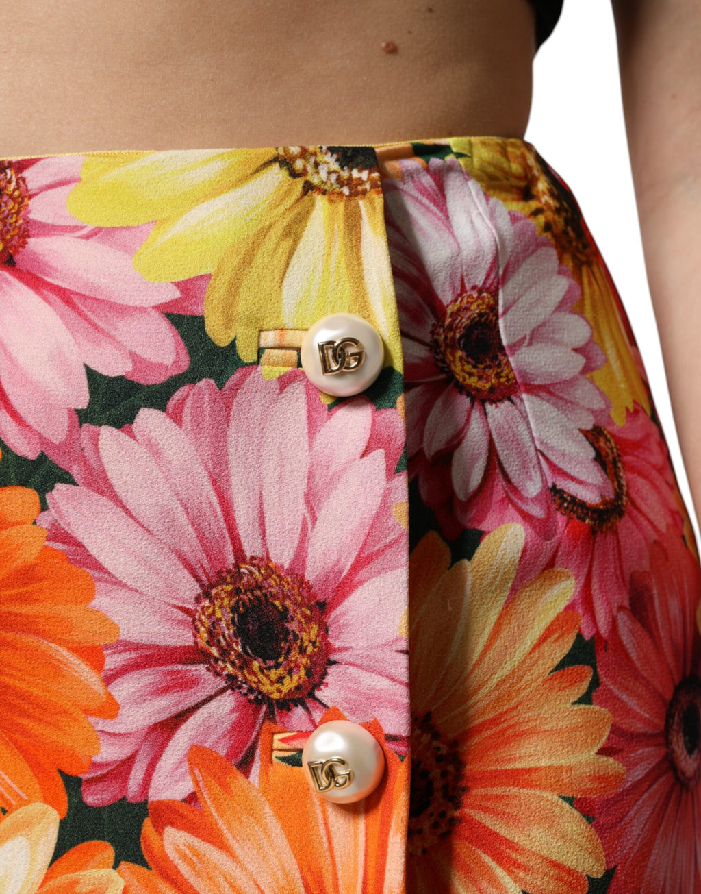 Jupe courte Dolce & Gabbana à taille haute avec motif floral multicolore, style élégant et féminin.