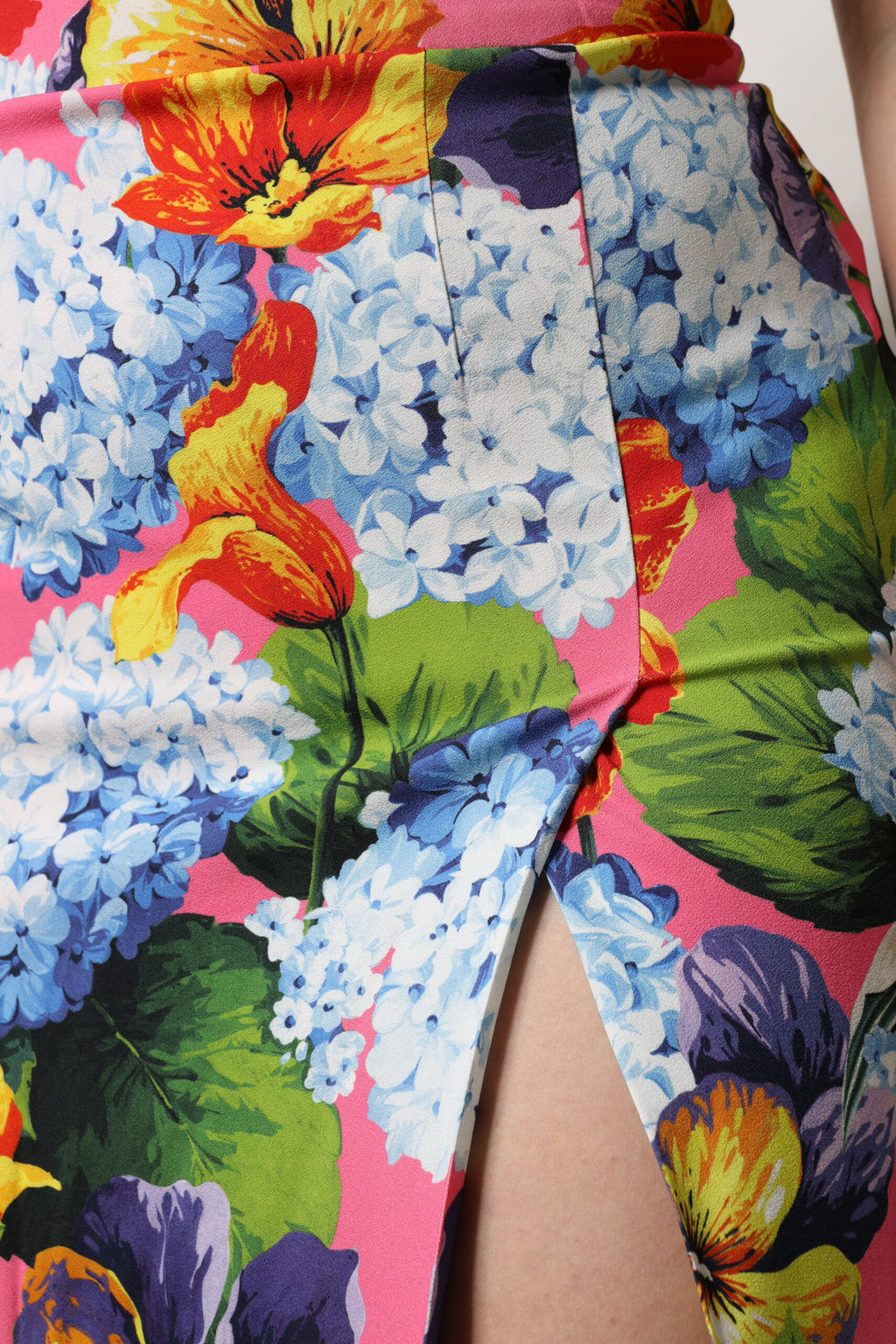 Jupe midi à taille haute Dolce & Gabbana, colorée avec motif floral multicolore, en tissu fluide et élégant.