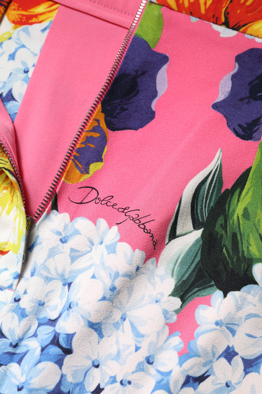 Jupe midi fluide à taille haute Dolce & Gabbana avec motif floral multicolore, idéale pour une allure élégante.