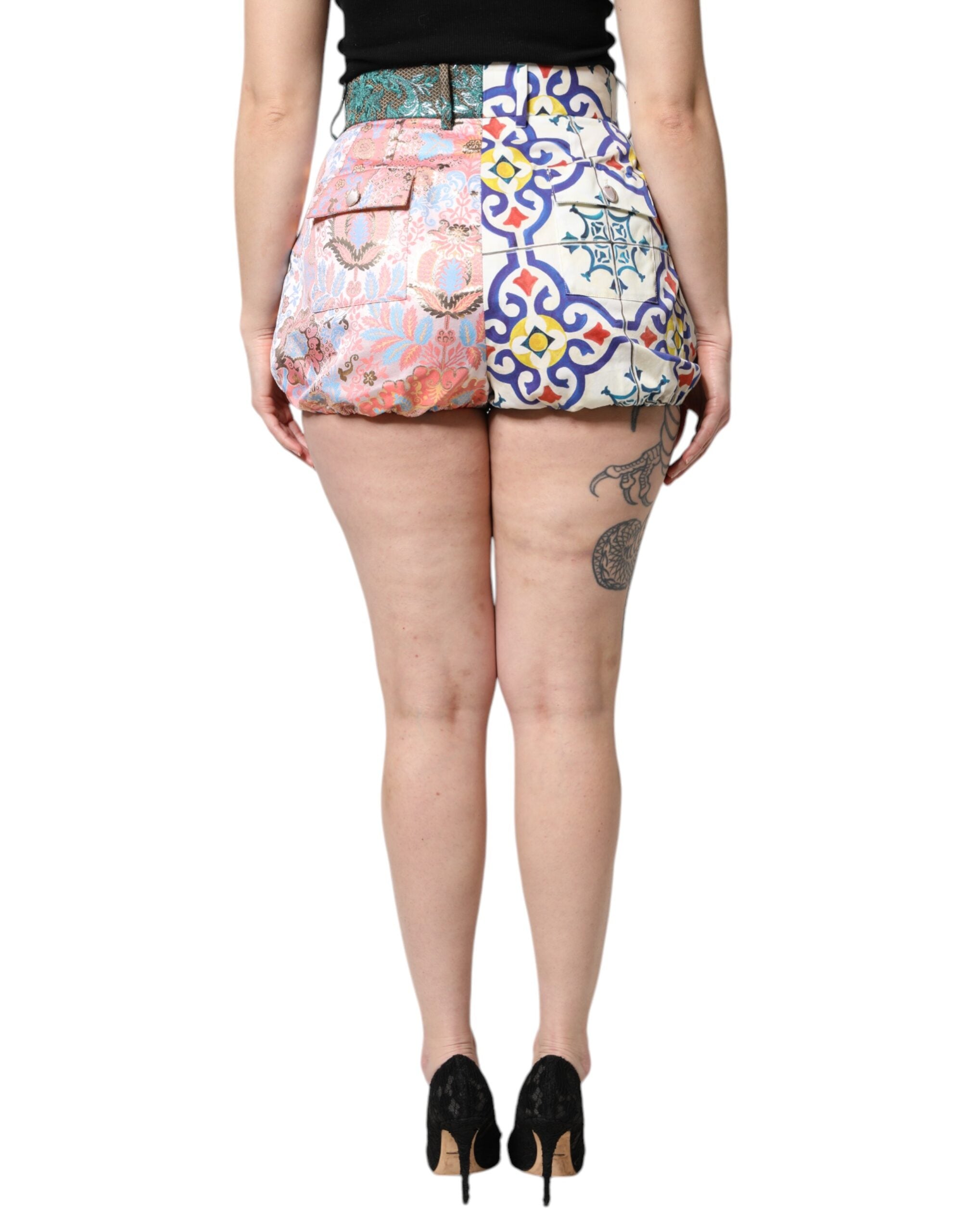Shorts Dolce & Gabbana en coton patchwork multicolore, coupe courte et tendance, affichés sur un fond neutre.