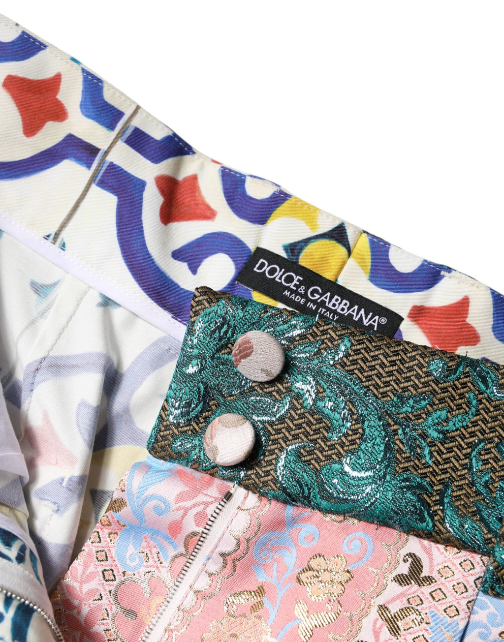 Shorts Dolce & Gabbana en coton patchwork multicolore, style hot pants, visibles avec détails colorés et ajustement moderne.