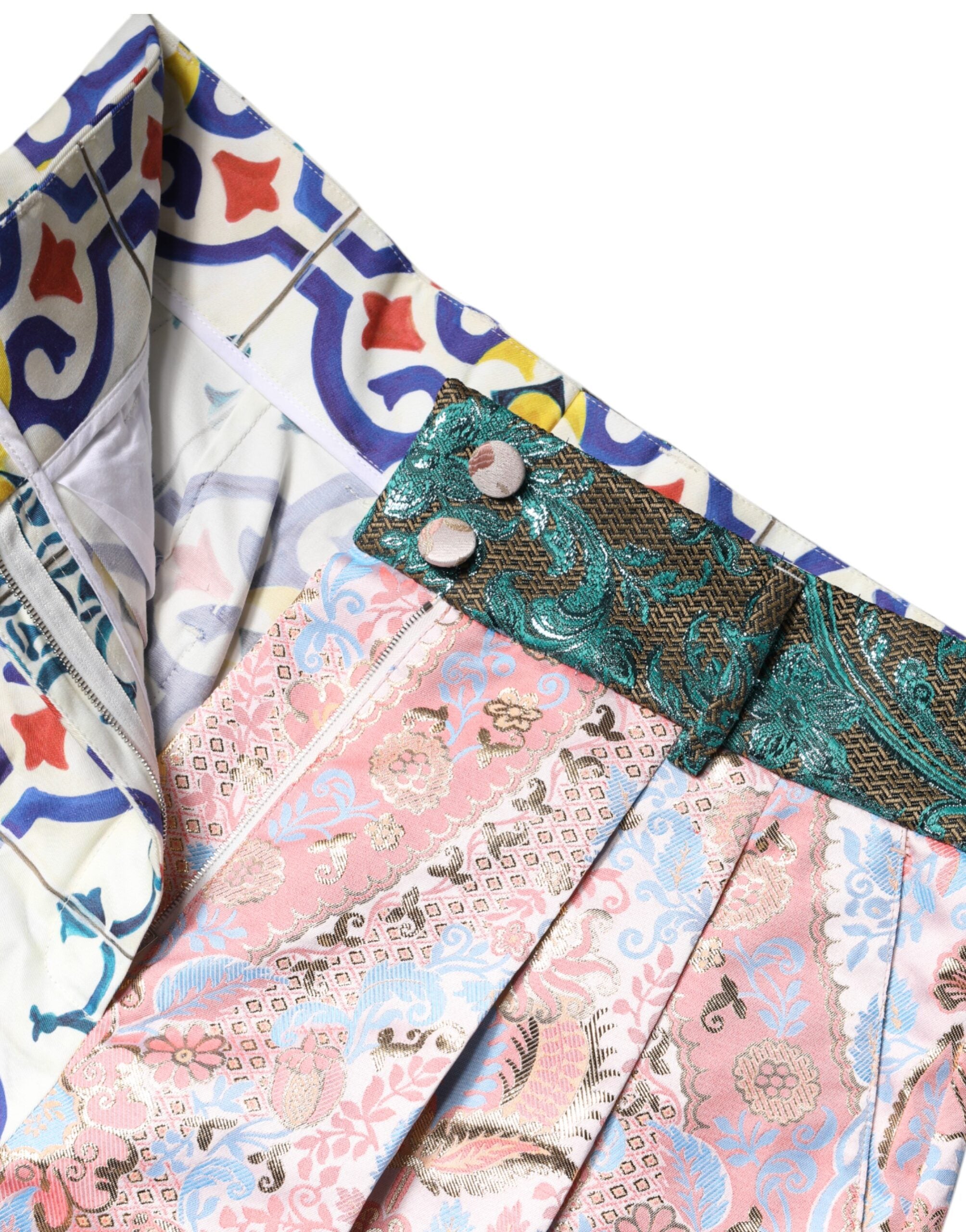 Shorts Dolce & Gabbana en coton multicolore à patchwork, style hot pants, visibles avec détails colorés et tissu imprimé.