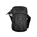 Sac à main noir élégant de Calvin Klein avec détails chics et bandoulière, idéal pour un look sophistiqué.
