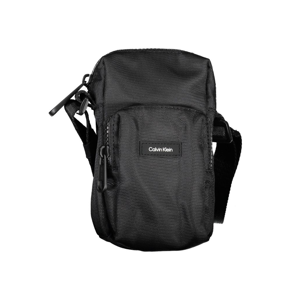 Sac à main noir élégant de Calvin Klein avec détails chics et bandoulière, idéal pour un look sophistiqué.
