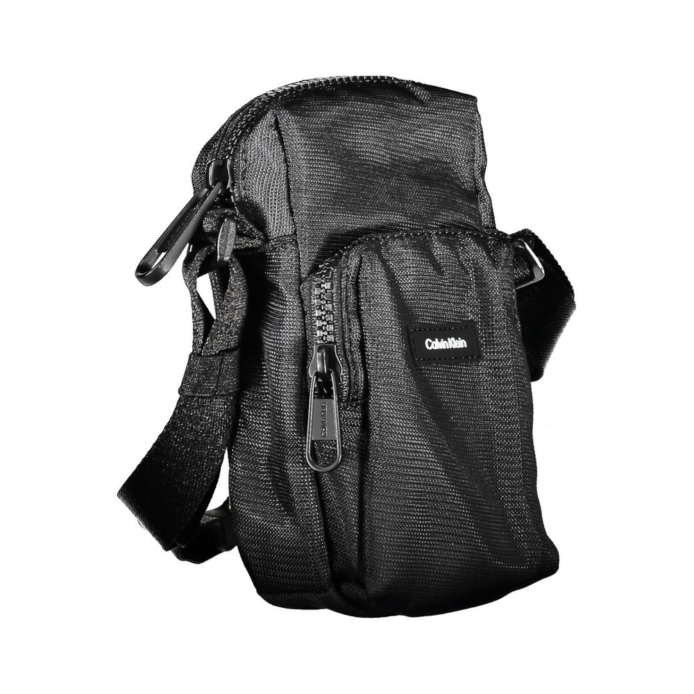 Sac à épaule noir élégant de Calvin Klein avec détails chics, parfait pour un style sophistiqué.