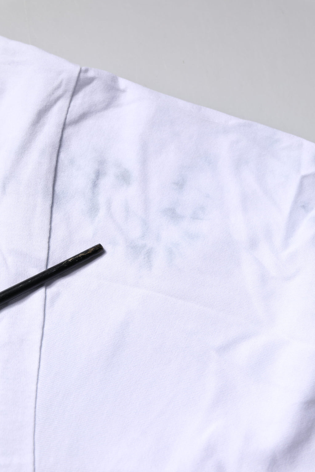 T-shirt blanc Dolce & Gabbana en coton à imprimé, lacets et col rond, vue de face.