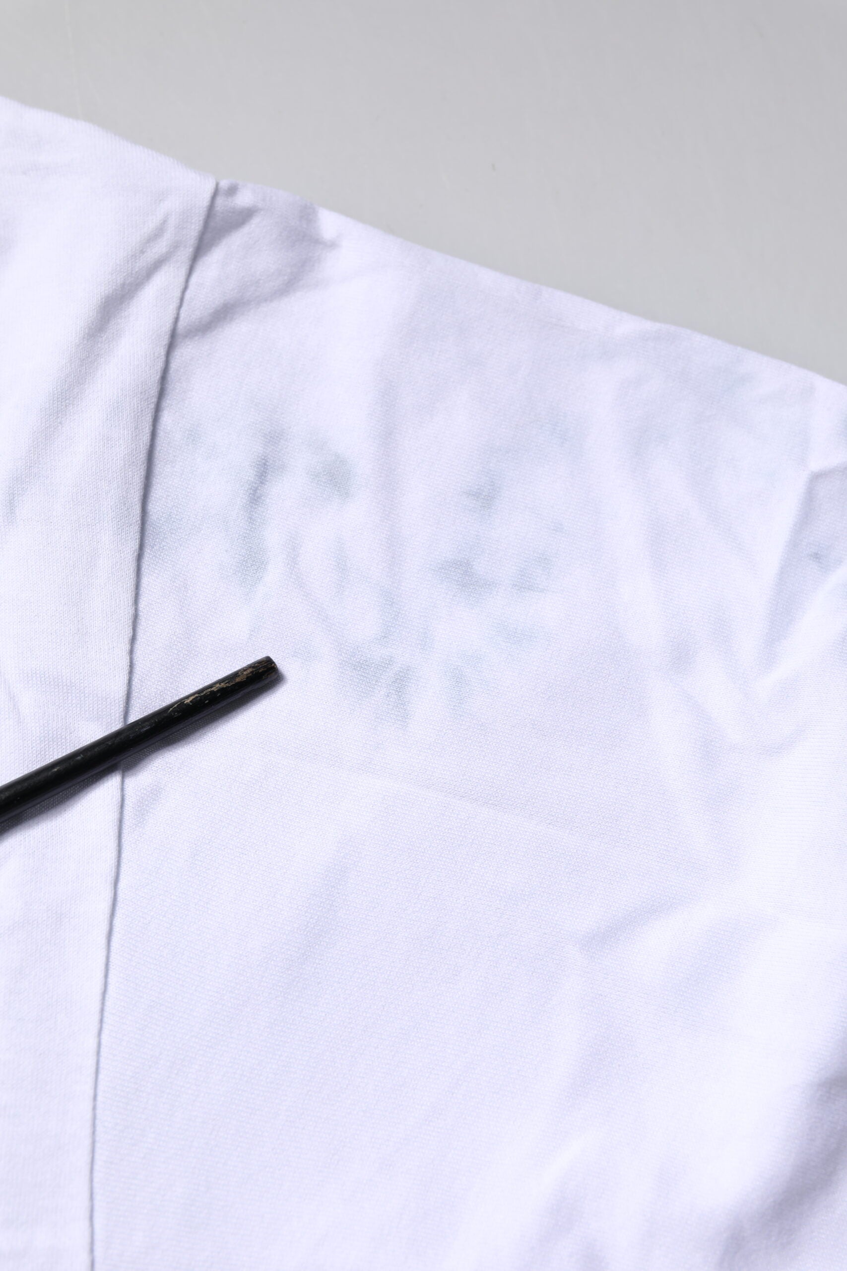 T-shirt blanc Dolce & Gabbana en coton à imprimé, lacets et col rond, vue de face.
