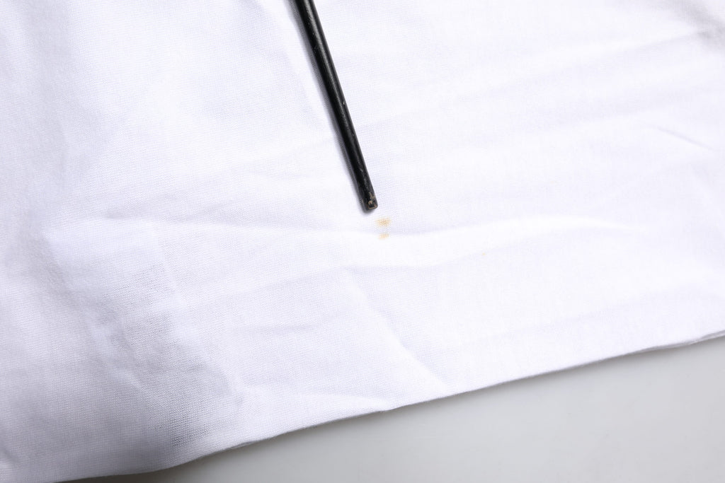T-shirt blanc en coton Dolce & Gabbana avec logo imprimé, col rond et design élégant visible sur l'image.