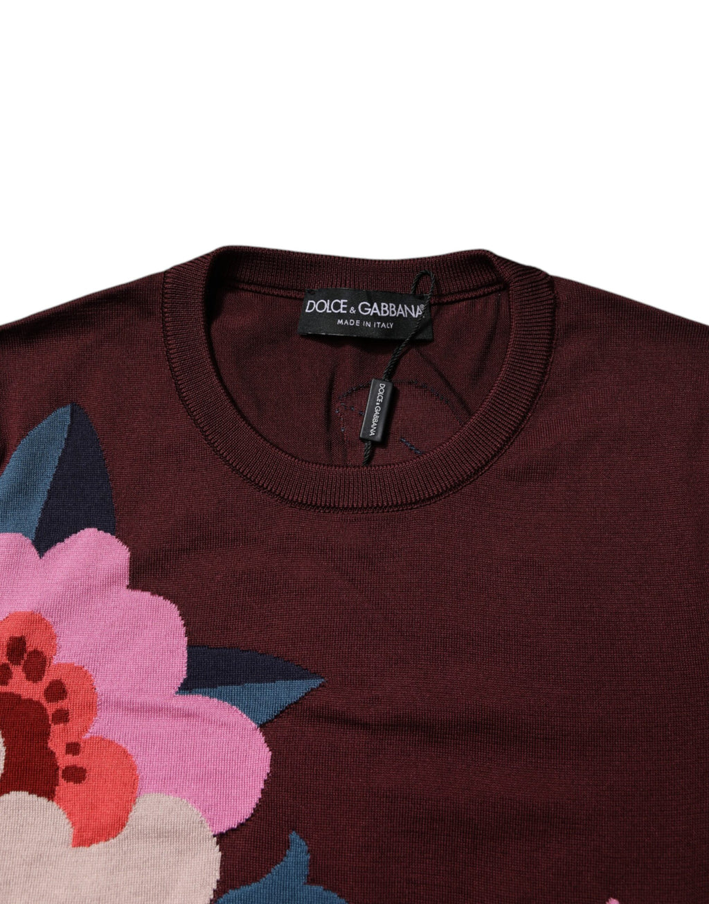 Blouse en soie rouge bivoine Dolce & Gabbana avec motifs floraux et col rond, vue de devant.