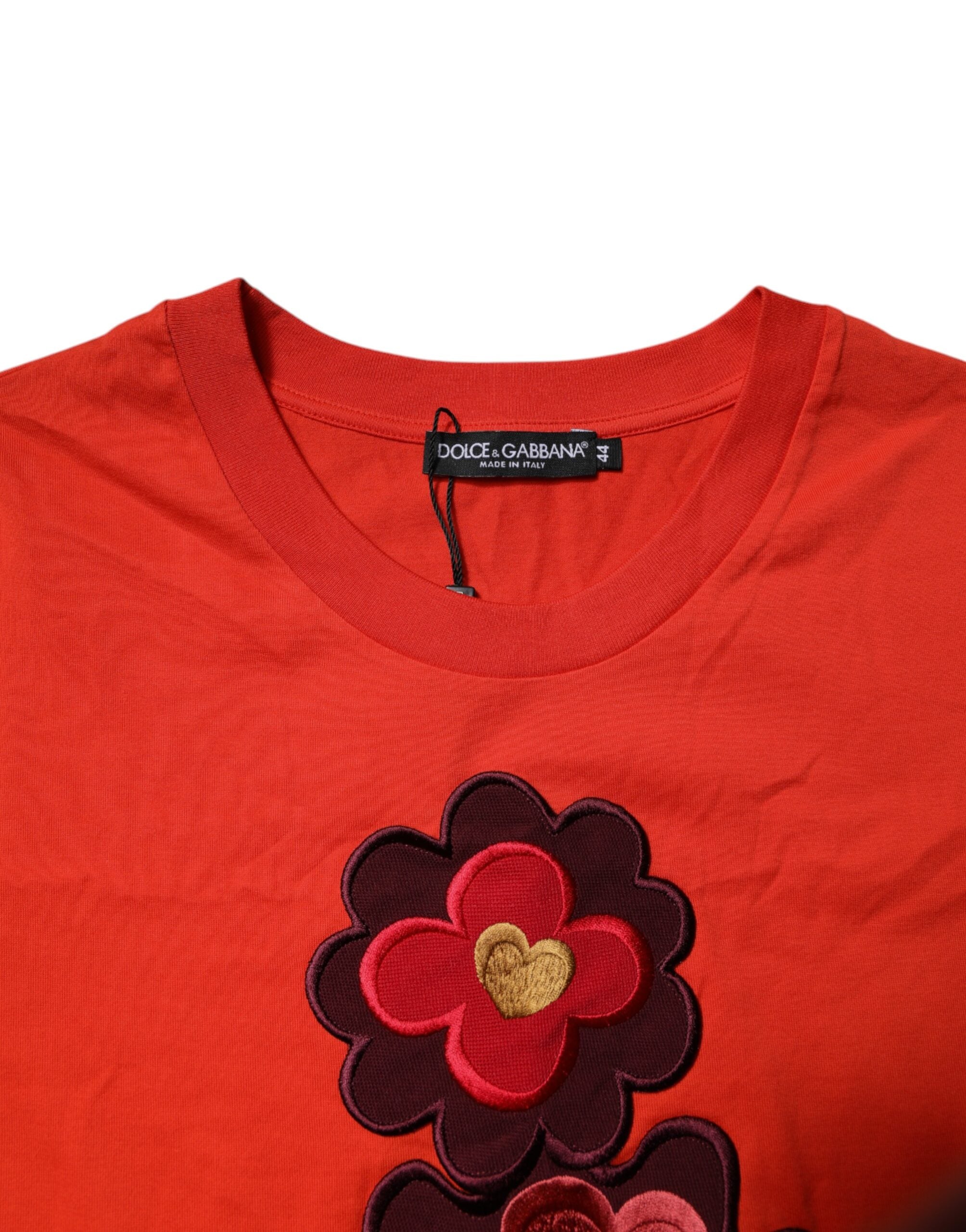 T-shirt en coton rouge à broderie florale Dolce & Gabbana avec col rond, détails élégants et motif floral visible.
