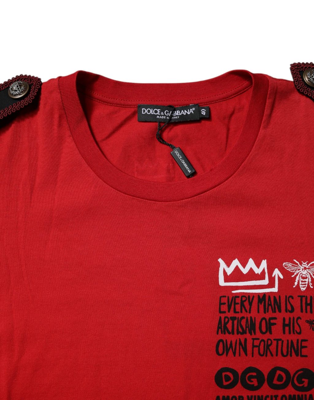 T-shirt rouge en coton Dolce & Gabbana à col rond et manches courtes, vue de face, détail du tissu et du design élégant.
