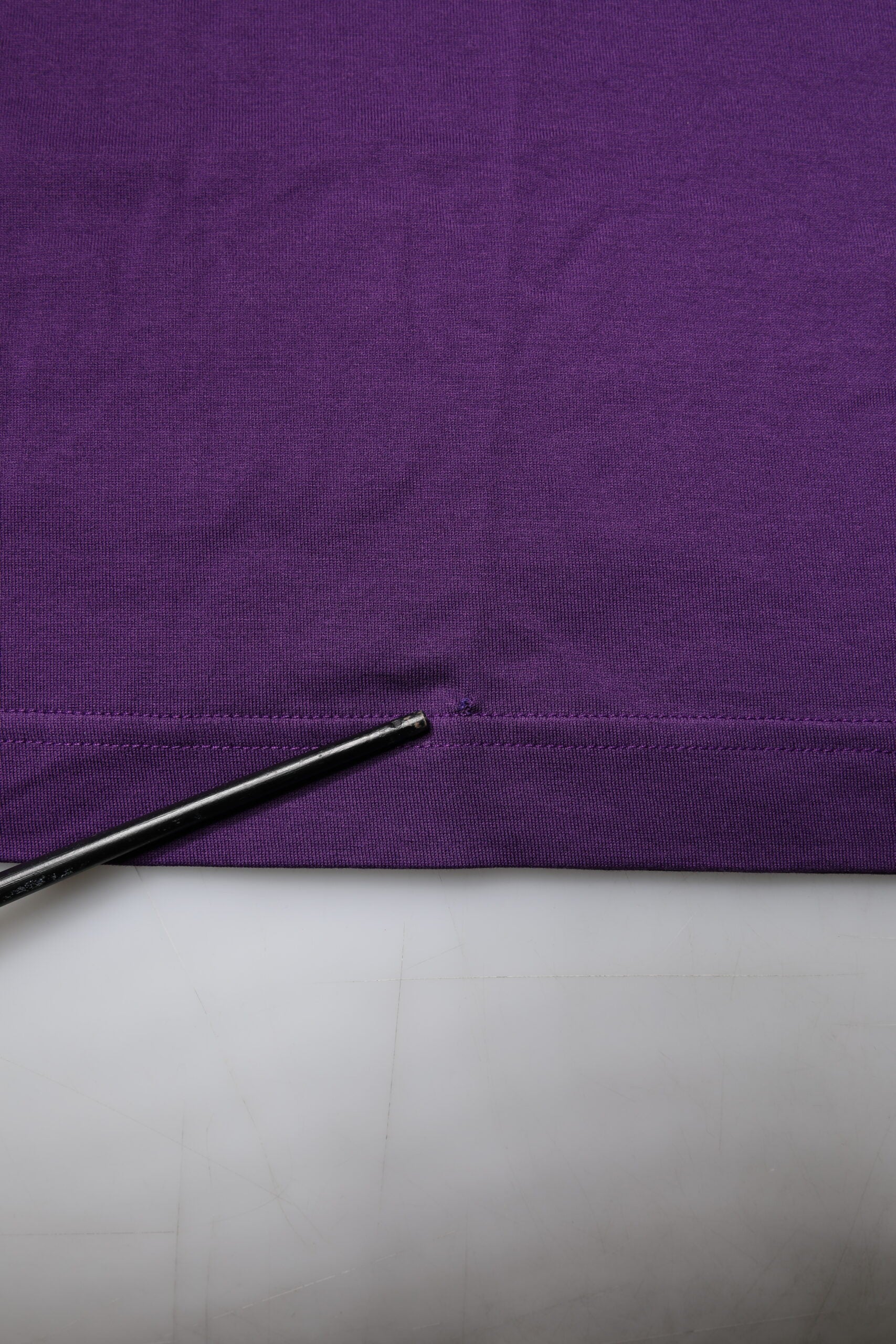 T-shirt en coton violet Dolce & Gabbana à col rond et manches courtes, vue de face.