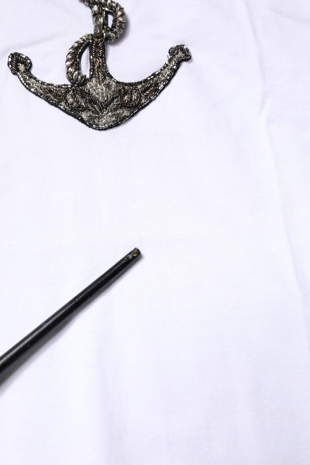 Débardeur blanc en coton Dolce & Gabbana avec broderie de chaîne d'ancre, style élégant et décontracté.