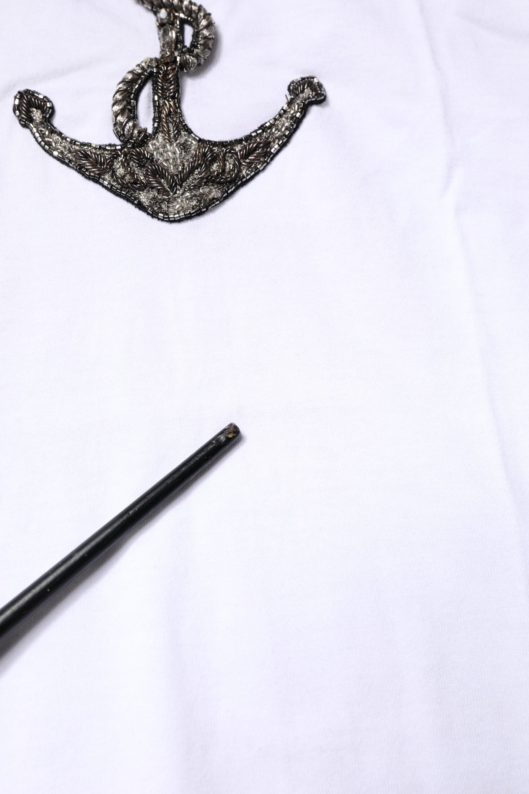 Débardeur blanc en coton Dolce & Gabbana avec broderie de chaîne d'ancre, style élégant et décontracté.