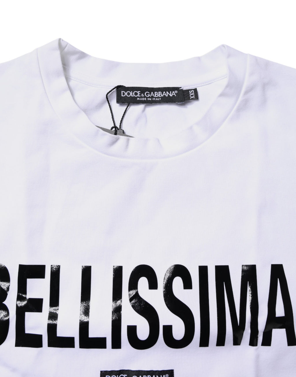 T-shirt blanc Dolce & Gabbana Bellissima en coton avec col rond, vue en gros plan sur le tissu et le design.