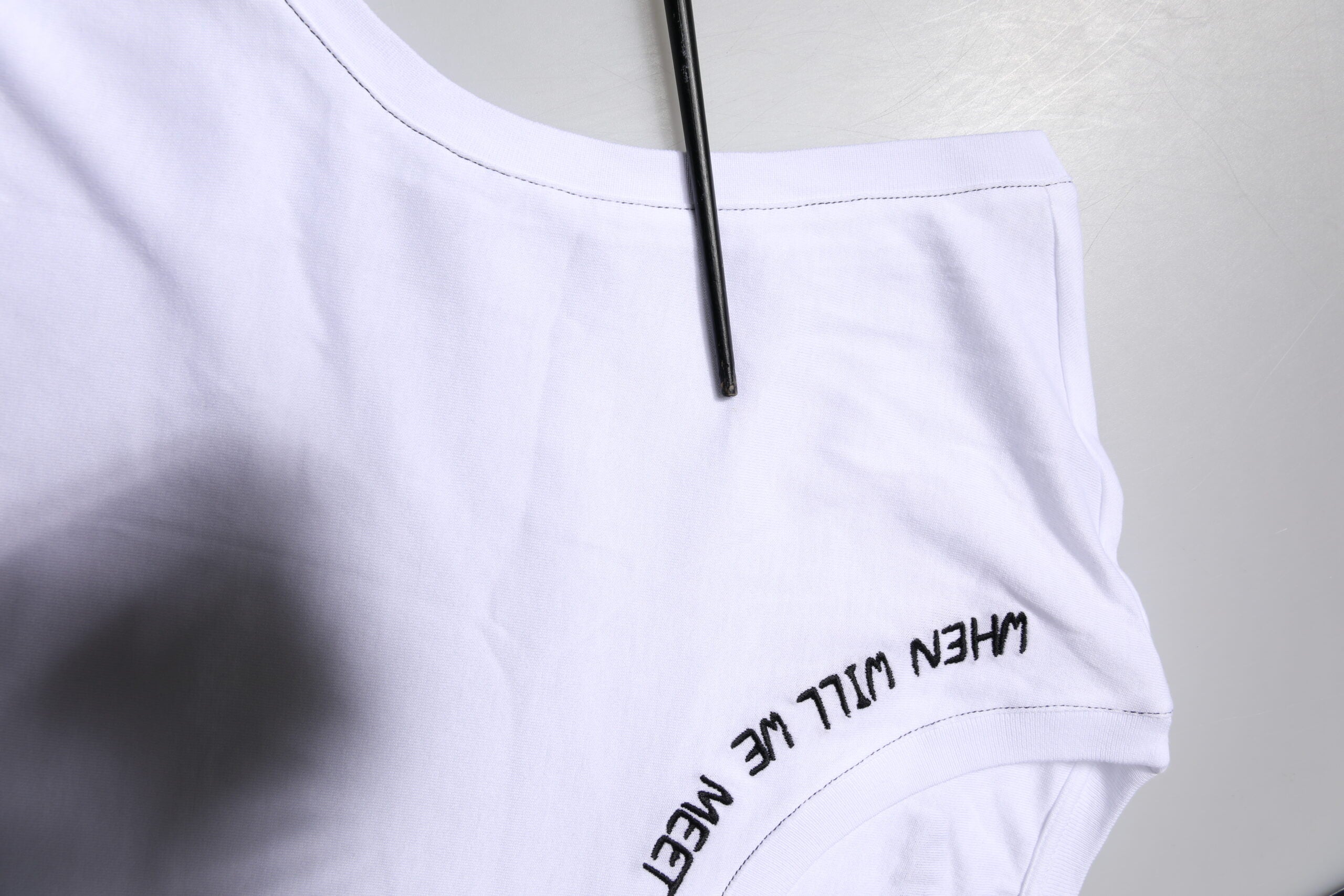 T-shirt sans manches en coton blanc Dolce & Gabbana avec imprimé floral, ajusté, parfait pour un style élégant et décontracté.