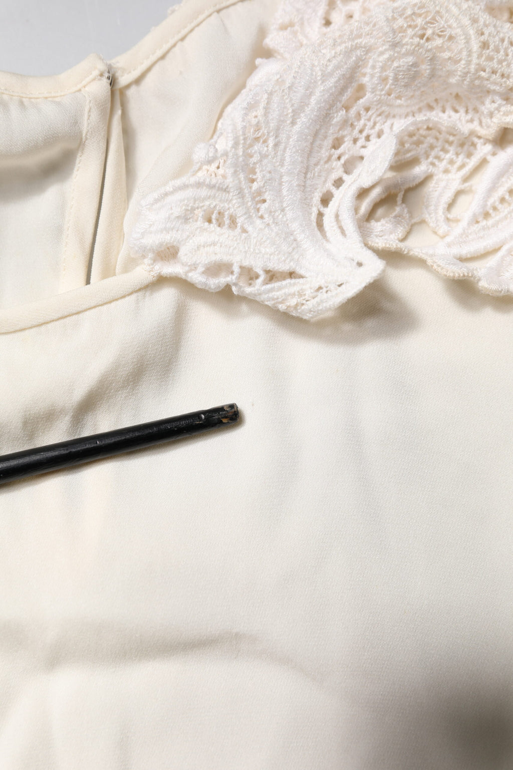 Blouse Dolce & Gabbana en dentelle florale crème à manches longues, élégante et raffinée, vue de face.