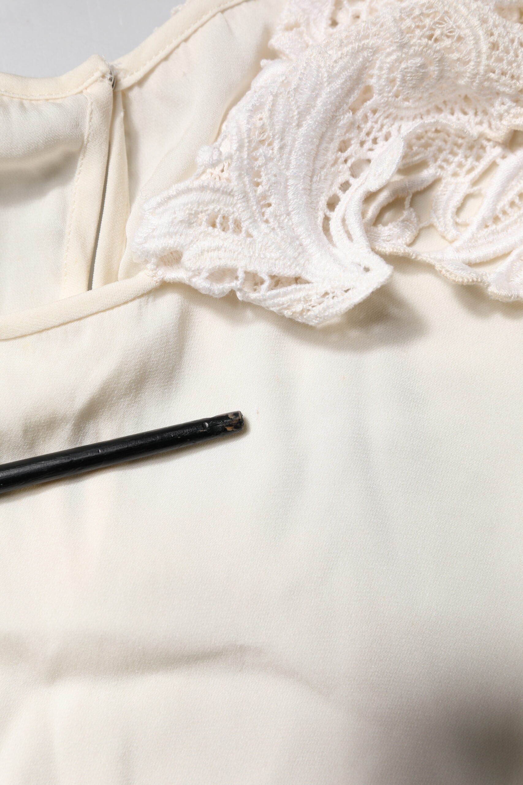 Blouse Dolce & Gabbana en dentelle florale crème à manches longues, élégante et raffinée, vue de face.