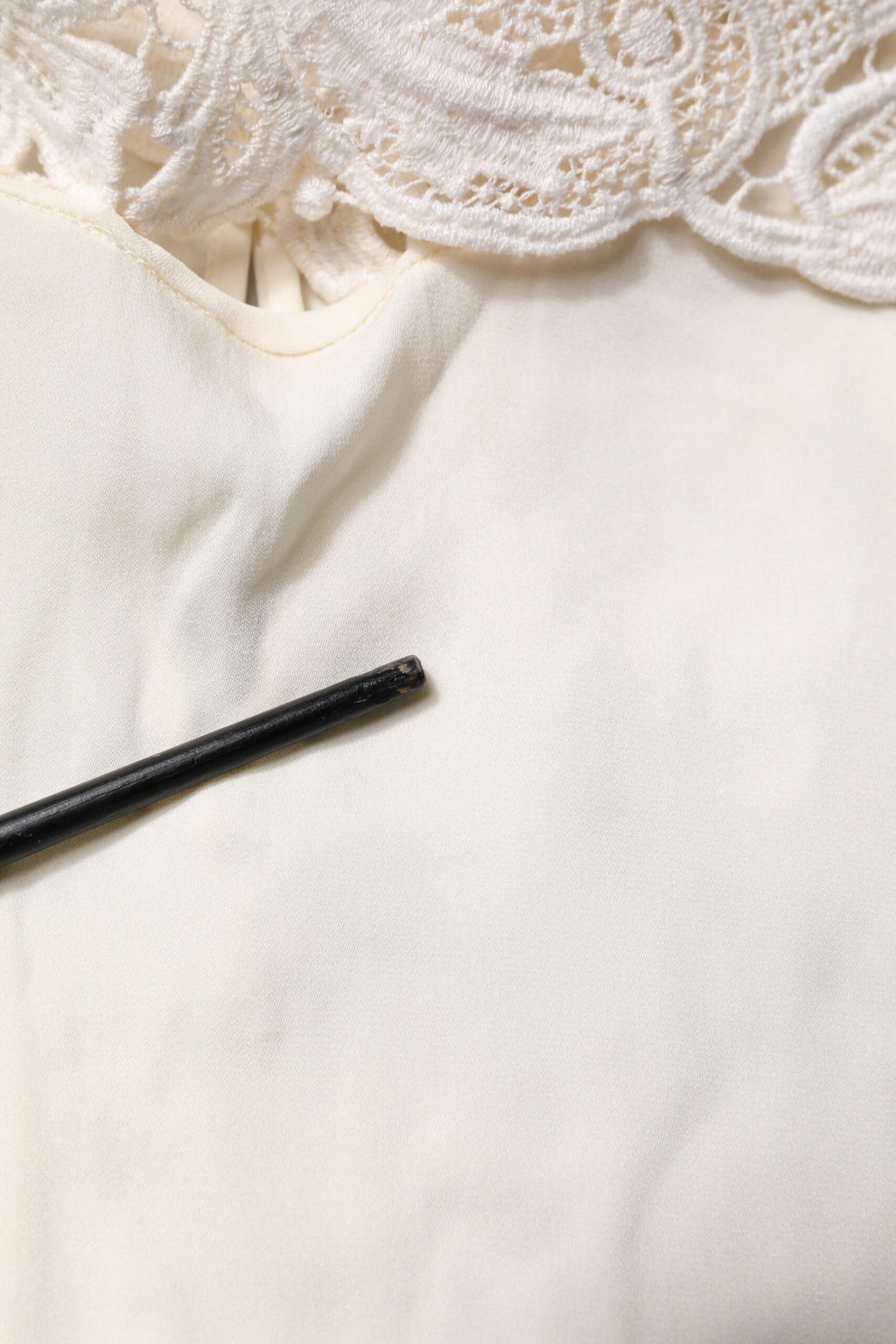 Blouse Dolce & Gabbana en dentelle florale crème à manches longues, élégante et féminine, vue de face.
