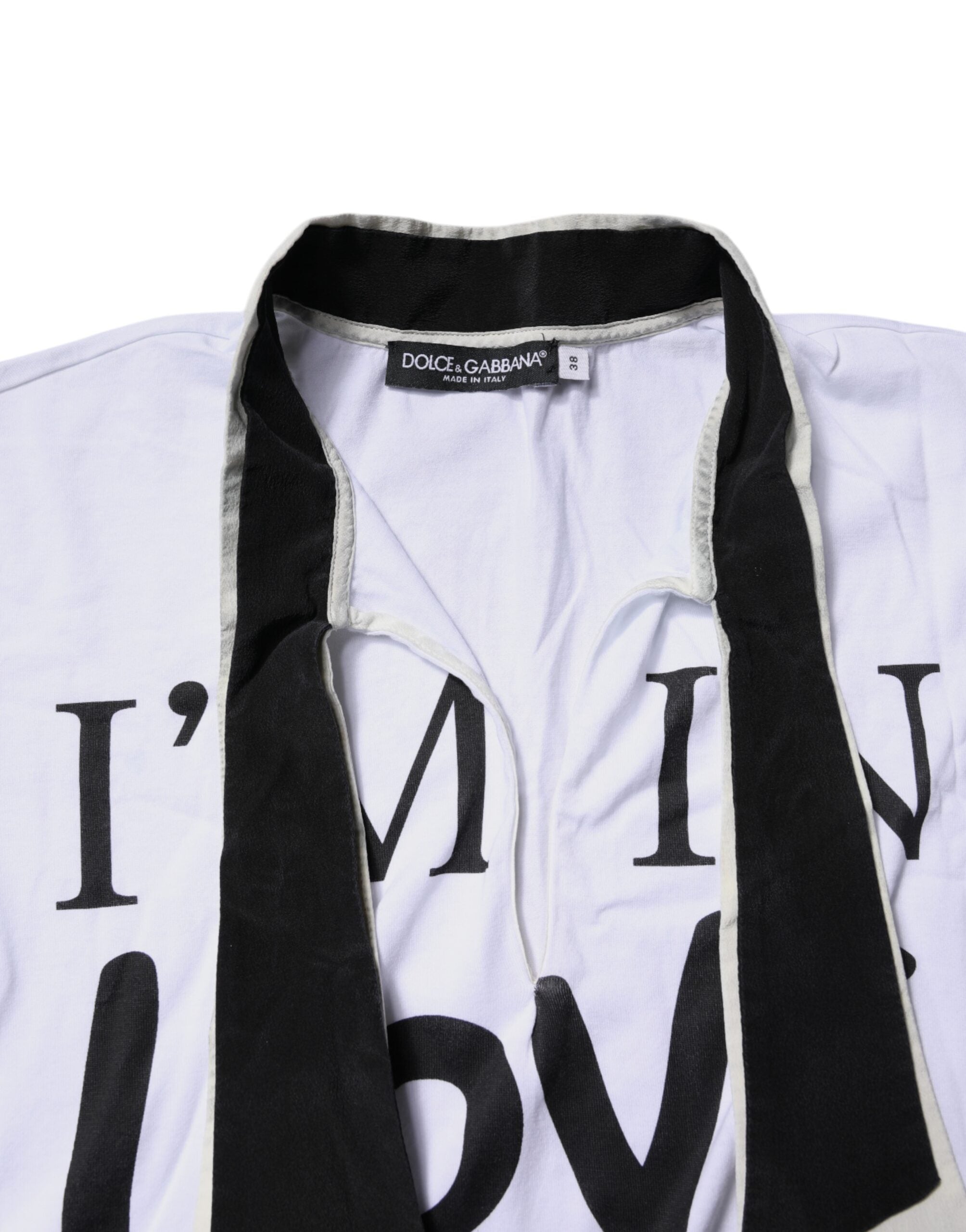 T-shirt blanc en coton et soie avec col ascot Dolce & Gabbana, style élégant et sophistiqué.