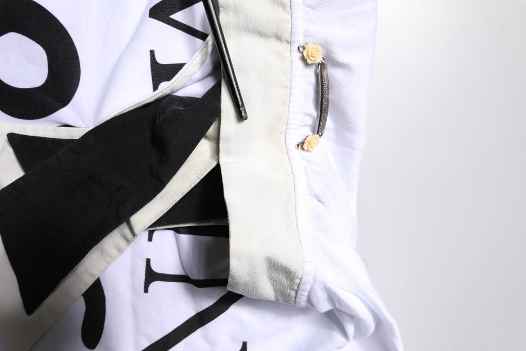 T-shirt blanc en coton et soie mélangée Dolce & Gabbana avec col ascot, vue de face.