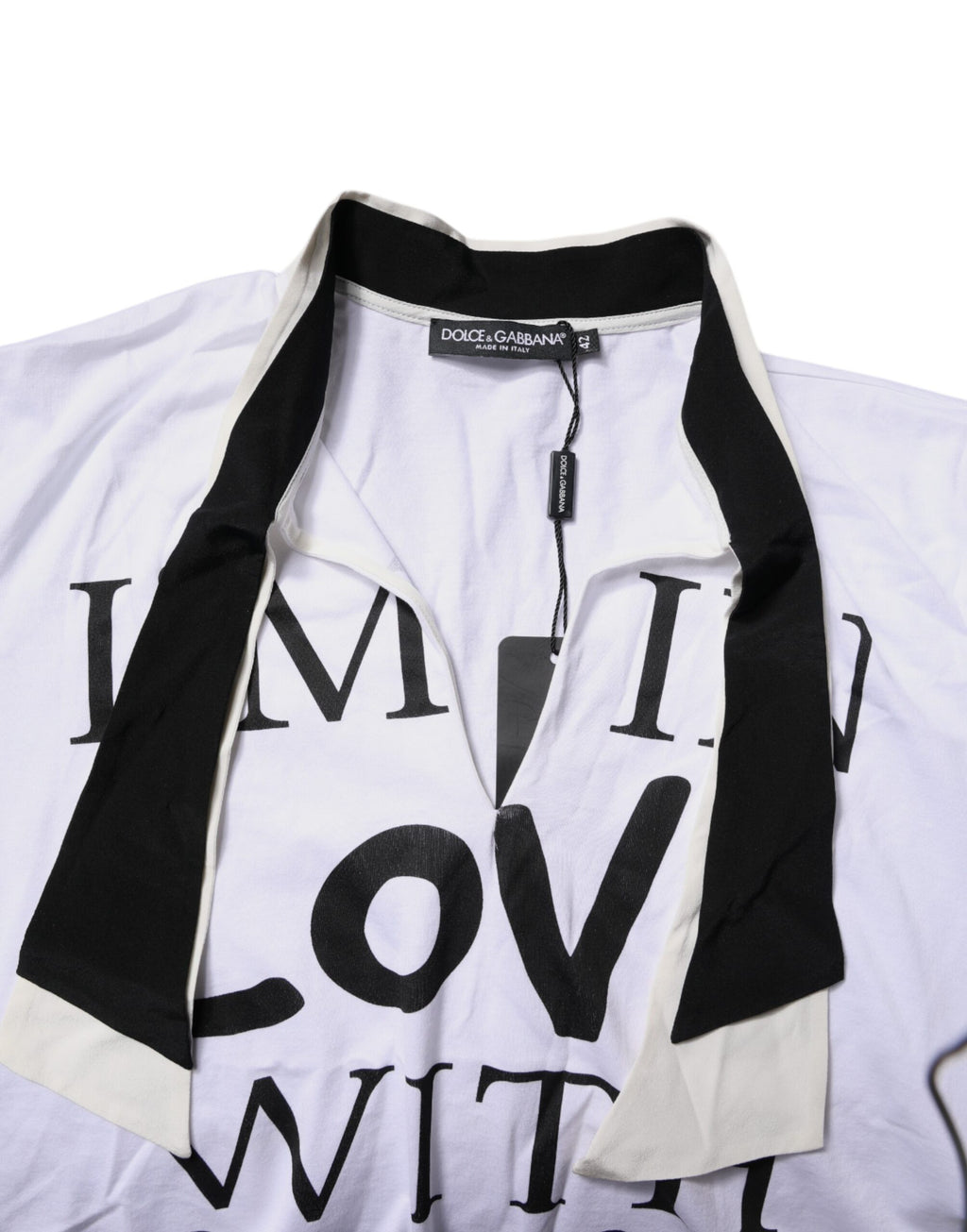T-shirt blanc en coton et soie avec col ascot Dolce & Gabbana, style élégant et sophistiqué.