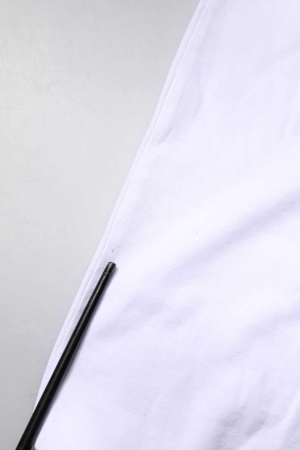 T-shirt blanc en coton et soie Dolce & Gabbana avec col ascot, vue de face, détails du col élégant visible.