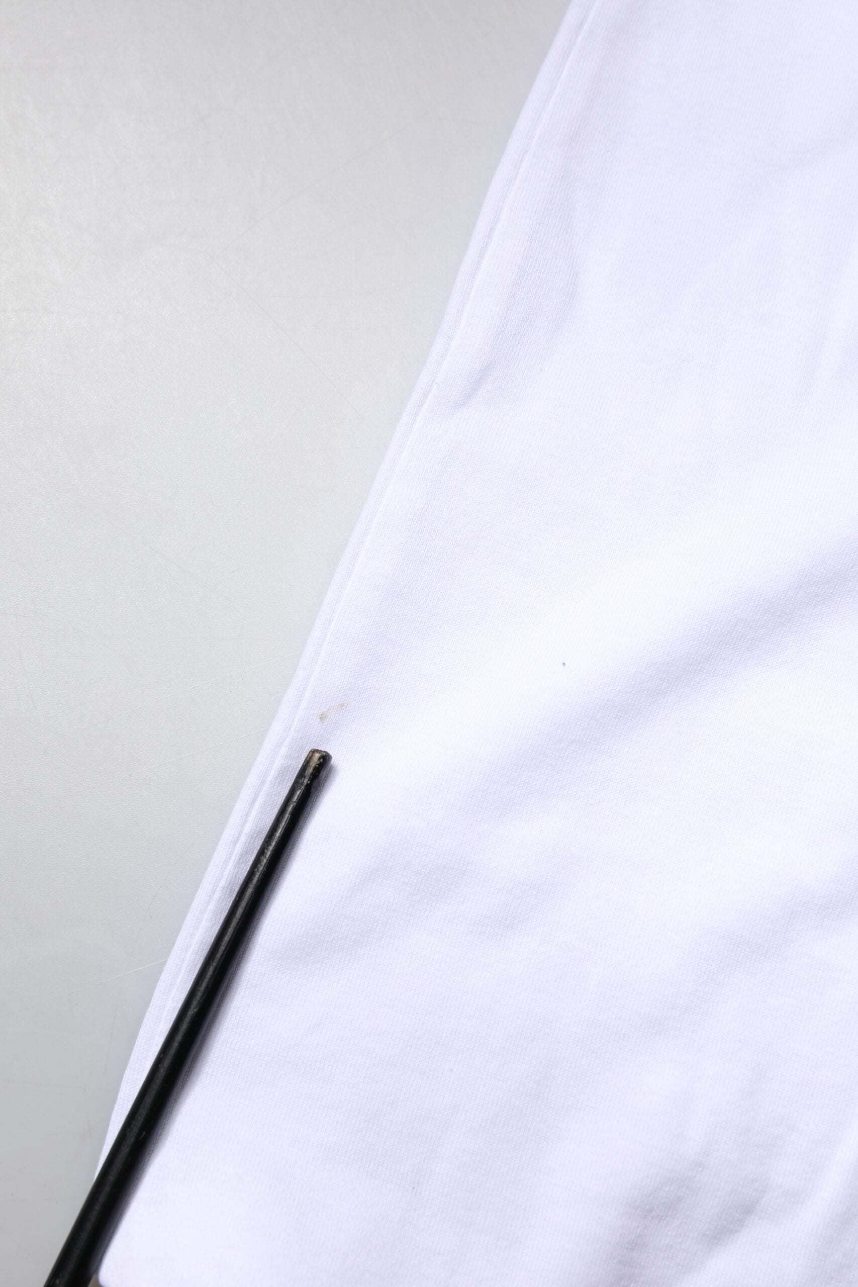 T-shirt blanc en coton et soie Dolce & Gabbana avec col ascot, vue de face, détails du col élégant visible.