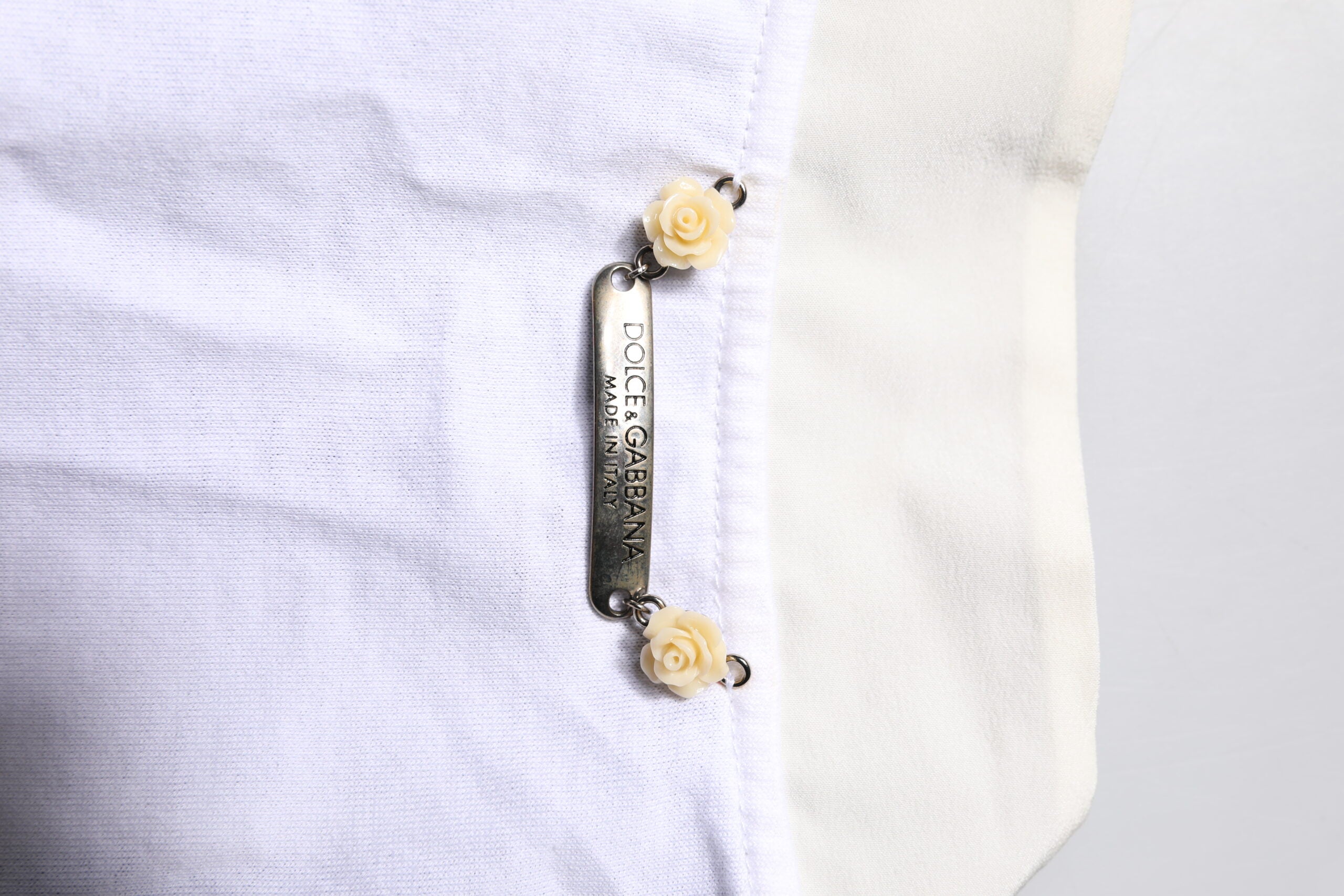 T-shirt blanc Dolce & Gabbana en coton et soie avec col ascot, élégant et confortable, pour un style sophistiqué.
