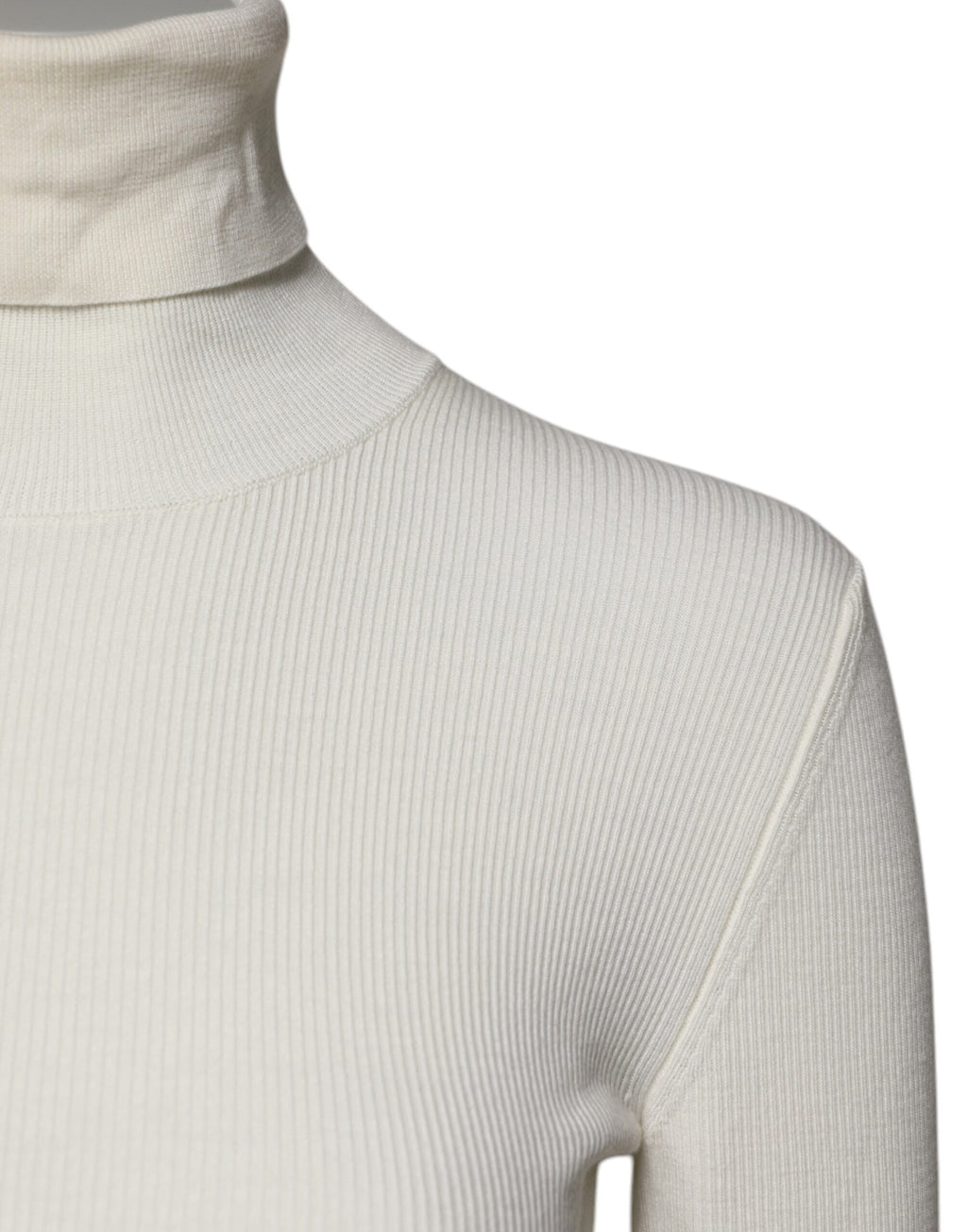 Pull en cachemire Dolce & Gabbana à manches longues et col roulé, coupe slim, couleur crème, élégant et confortable.