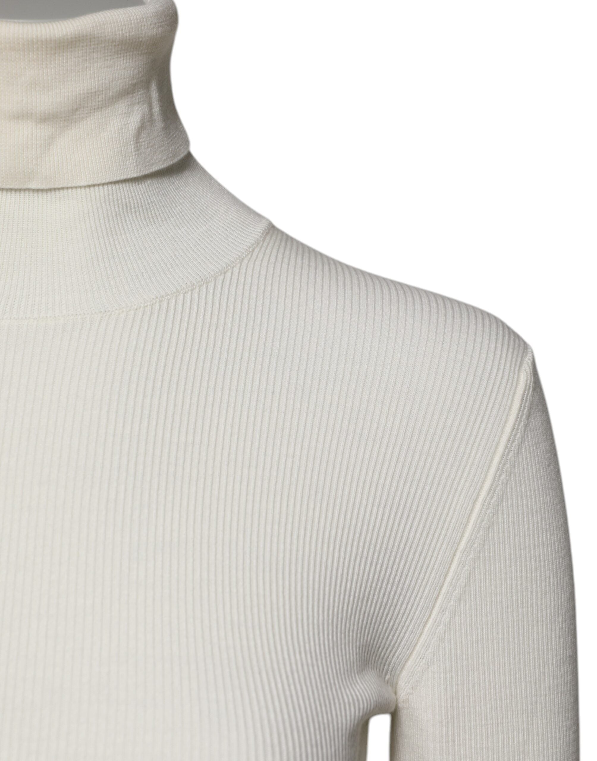 Pull en cachemire Dolce & Gabbana à manches longues et col roulé, coupe slim, couleur crème, élégant et confortable.