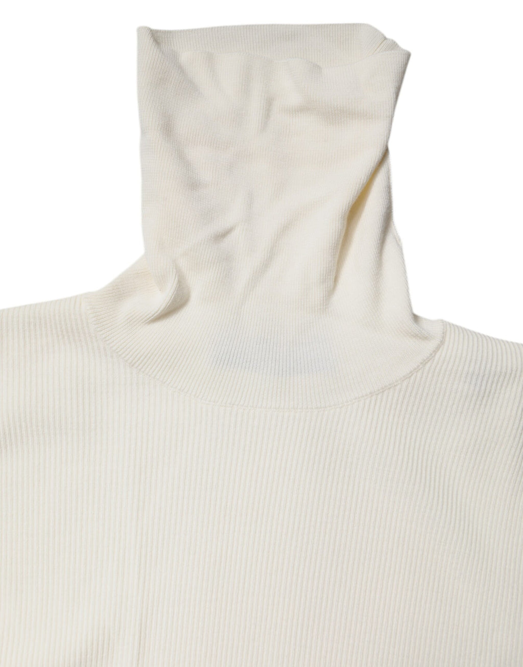 Pull Dolce & Gabbana en crème à manches longues et col roulé, coupe slim, porté sur mannequin.