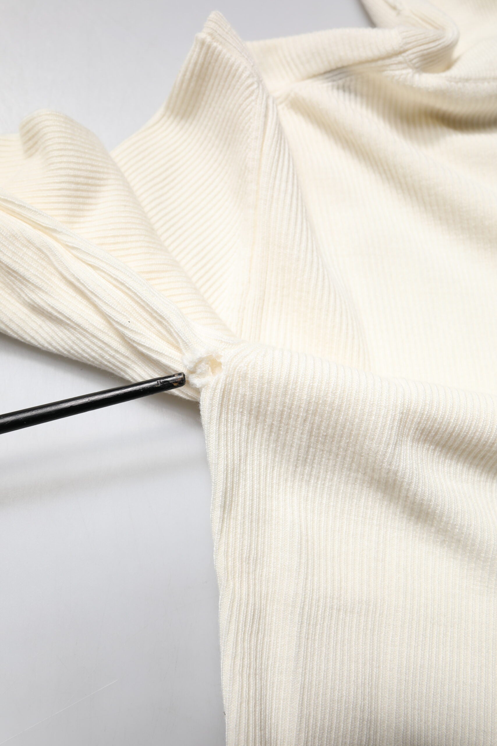 Pull en cachemire Dolce & Gabbana à manches longues, col roulé slim, couleur crème, style élégant et confortable.