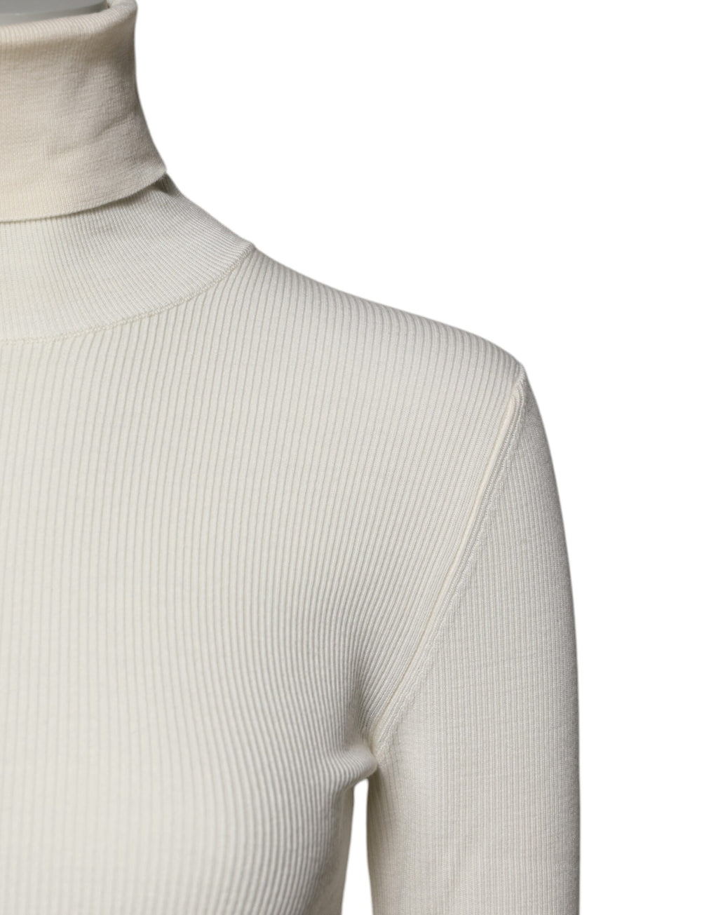 Pull à manches longues Dolce & Gabbana en crème, col roulé slim, élégant et ajusté, parfait pour un style sophistiqué.