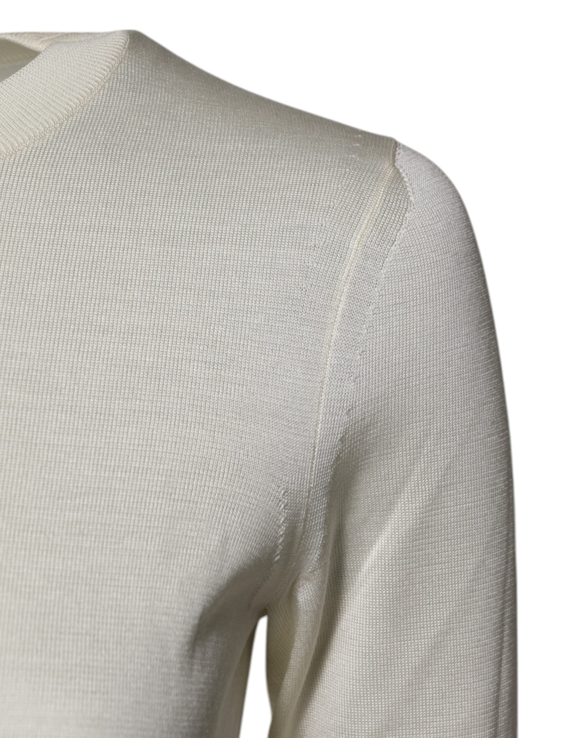 Blouse en soie crème à manches courtes et col rond de Dolce & Gabbana, élégante et légère, portée sur un mannequin.
