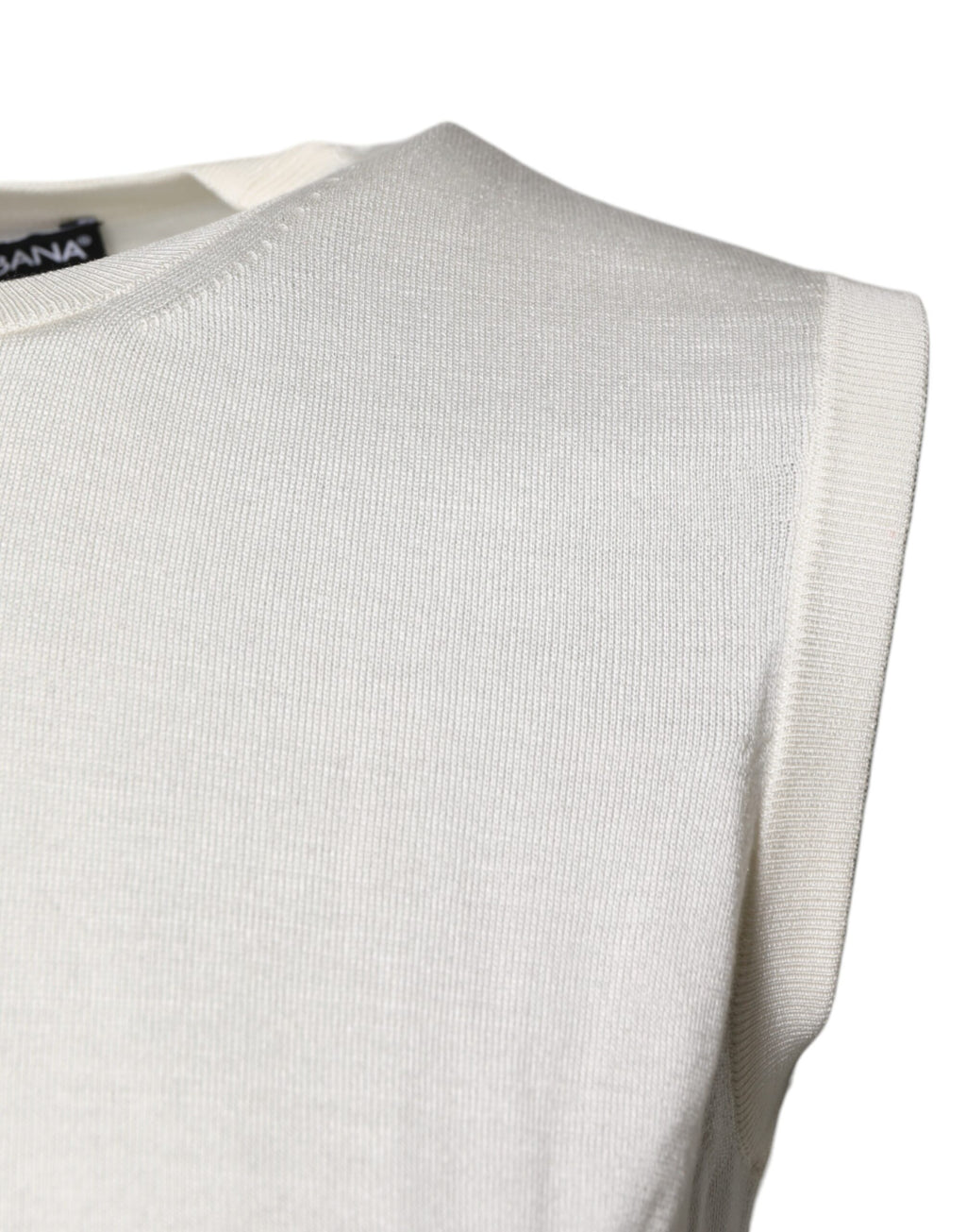 Débardeur sans manches en soie crème Dolce & Gabbana avec col rond, visible sur une mannequin.