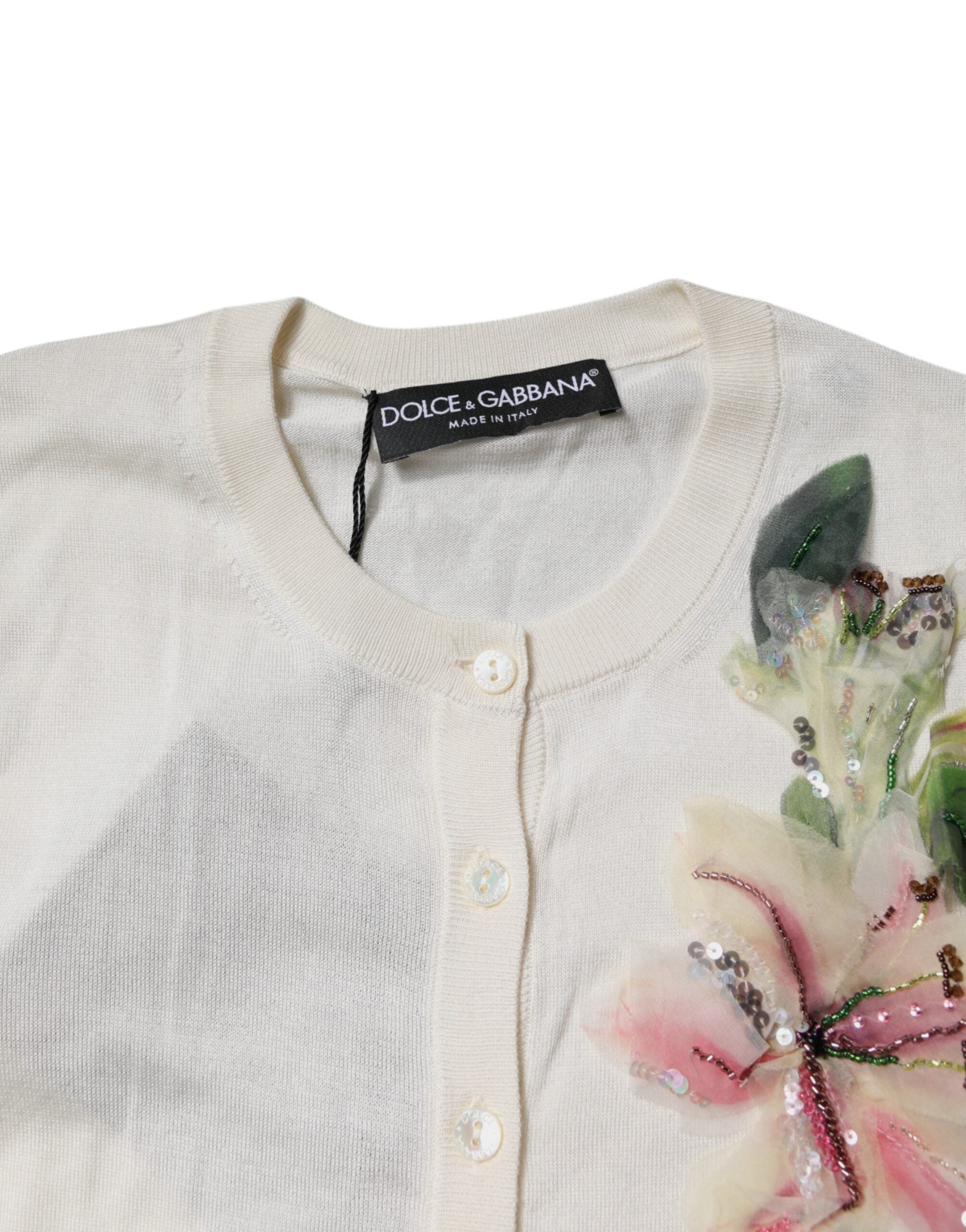 Cardigan en soie Dolce & Gabbana crème à motifs floraux avec embellissements, douce et élégante, vue de face.