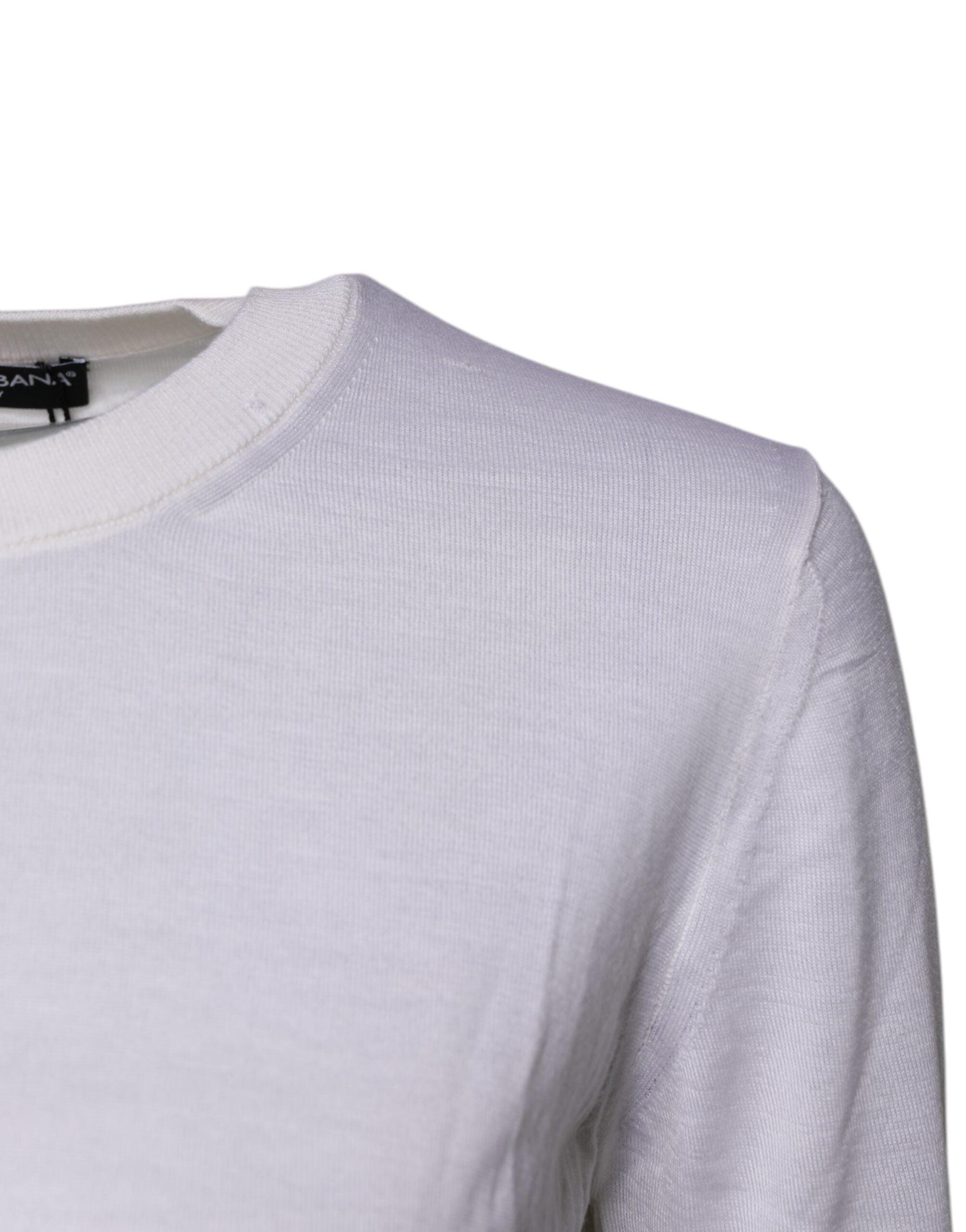 Pull en cachemire crème Dolce & Gabbana, cardigan court en maille douce et élégante, porté avec des détails élégants.