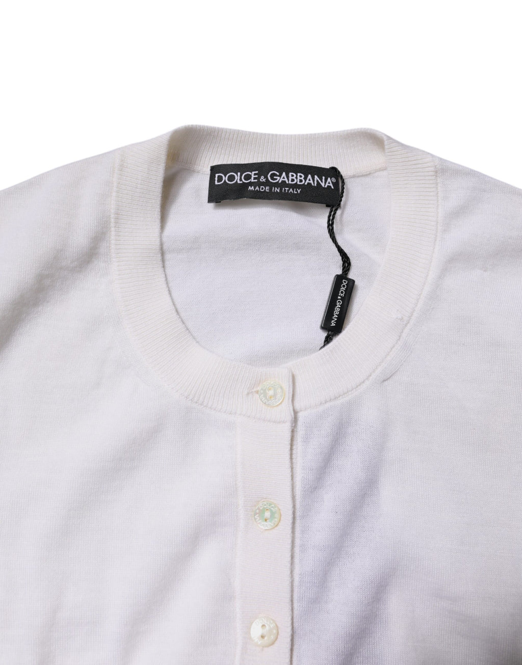 Pull en cachemire crème Dolce & Gabbana, cardigan court en maille douce et confortable, détail élégant.