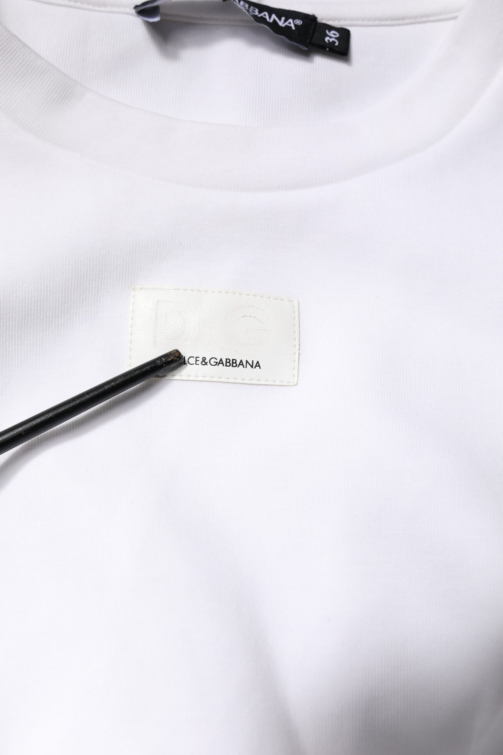 Chemisier Dolce & Gabbana en coton blanc avec manches 3/4, élégant et léger, porté sur mannequin.