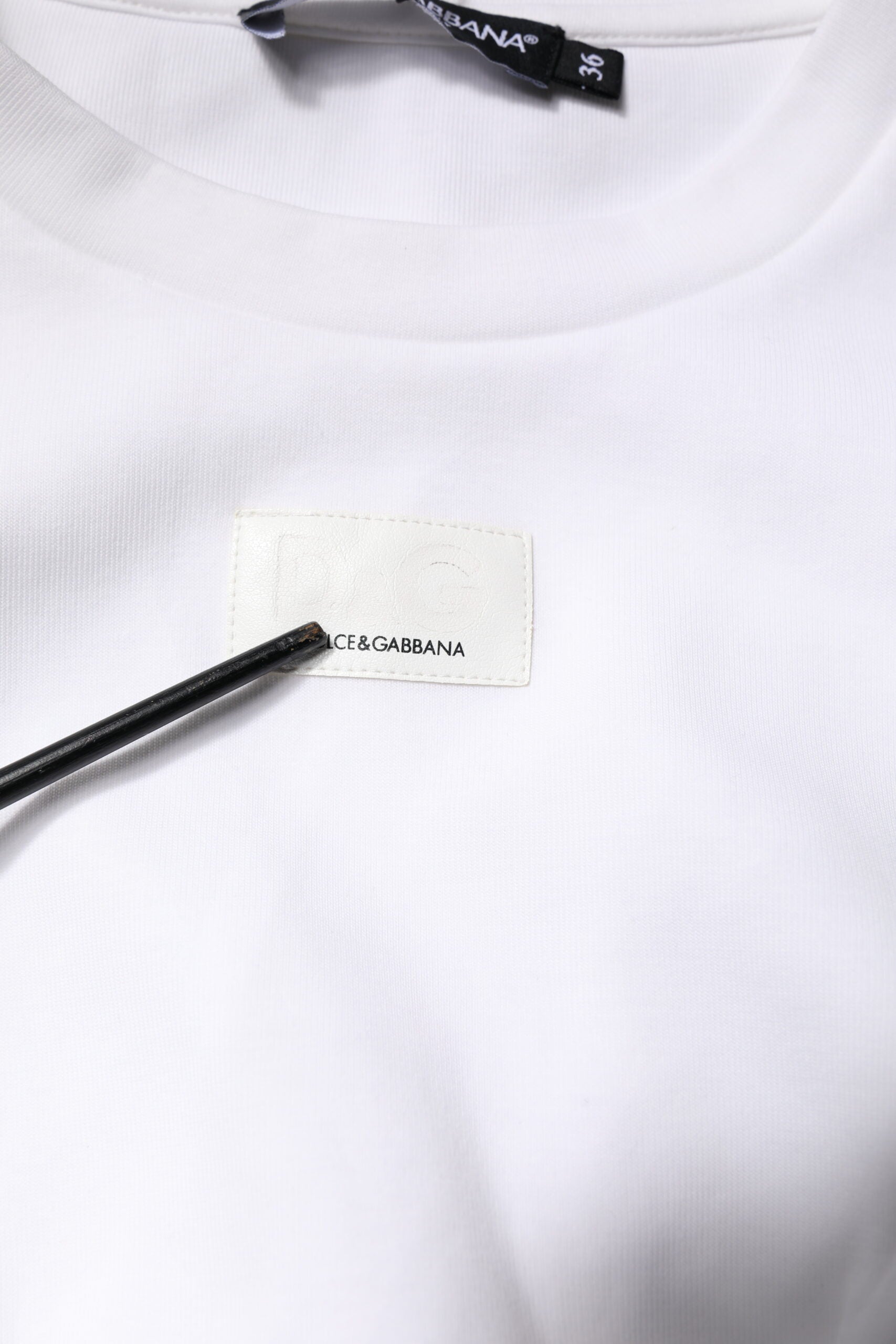 Chemisier Dolce & Gabbana en coton blanc avec manches 3/4, élégant et léger, porté sur mannequin.