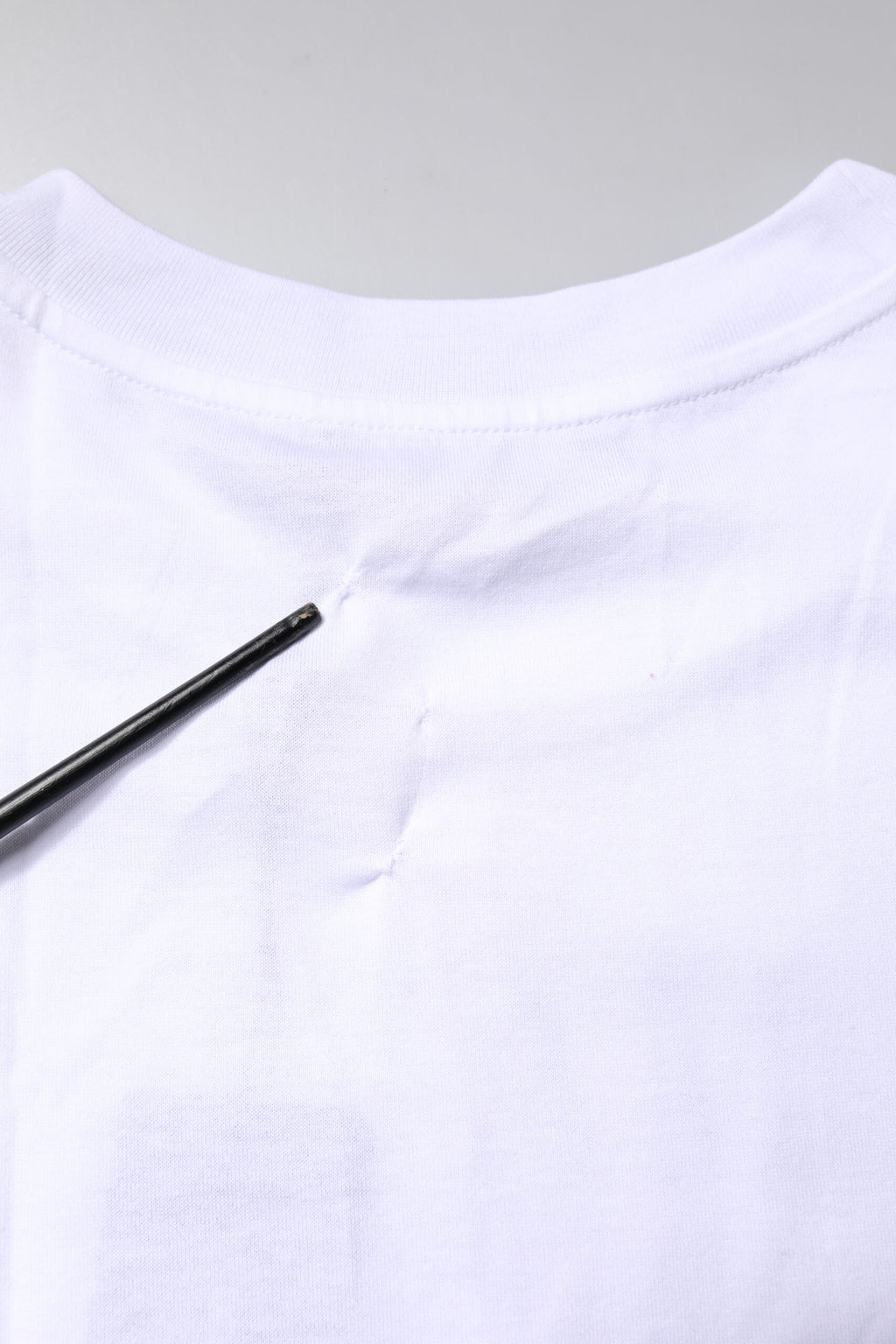 T-shirt blanc Dolce & Gabbana en coton avec motif imprimé, col rond, vue de face.
