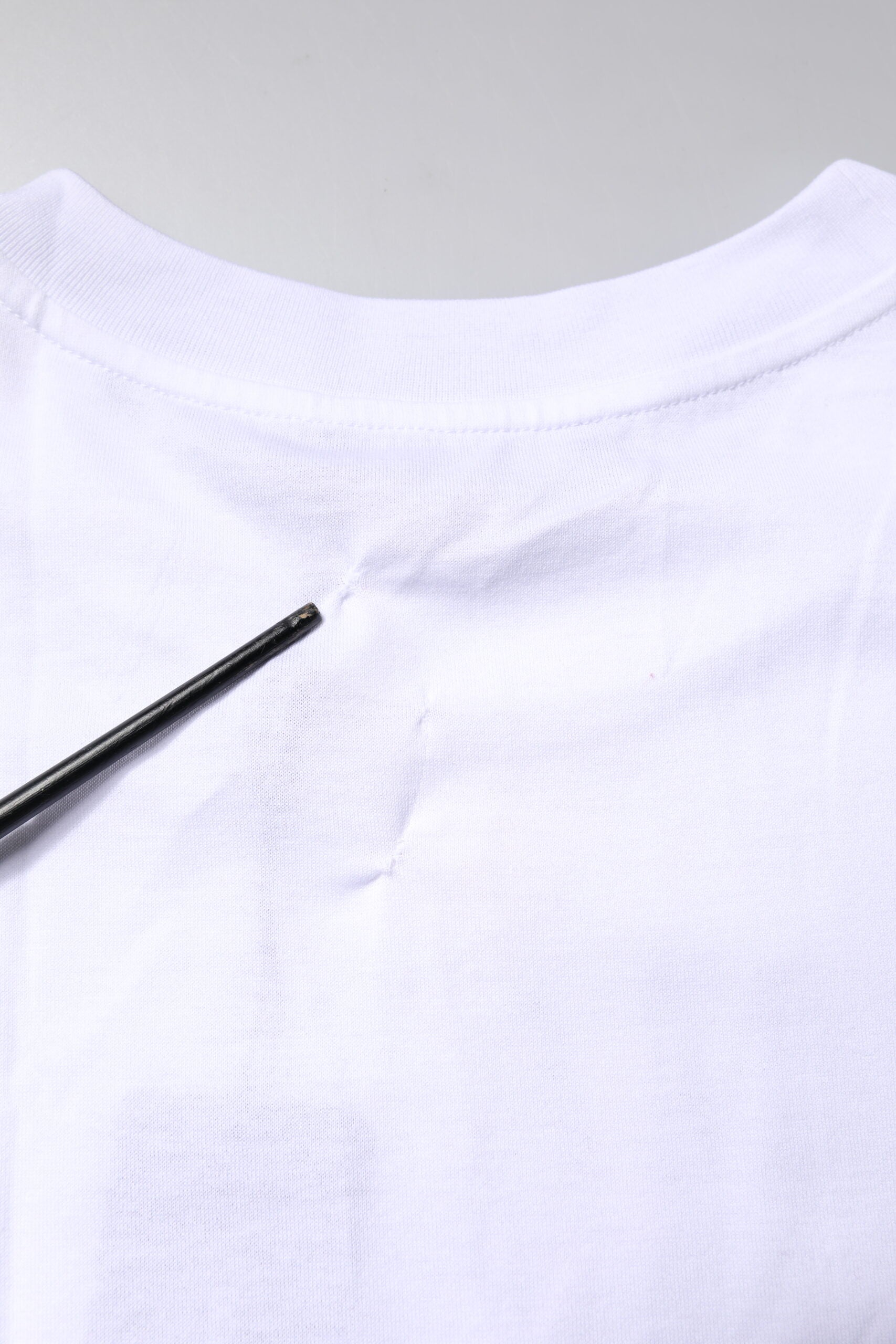 T-shirt blanc Dolce & Gabbana en coton avec motif imprimé, col rond, vue de face.