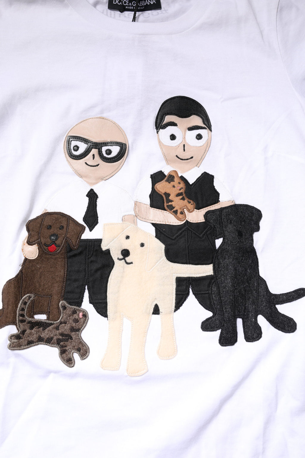 T-shirt en coton blanc Dolce & Gabbana avec broderie #DGFAMILY, manches courtes et design élégant visible sur l'image.